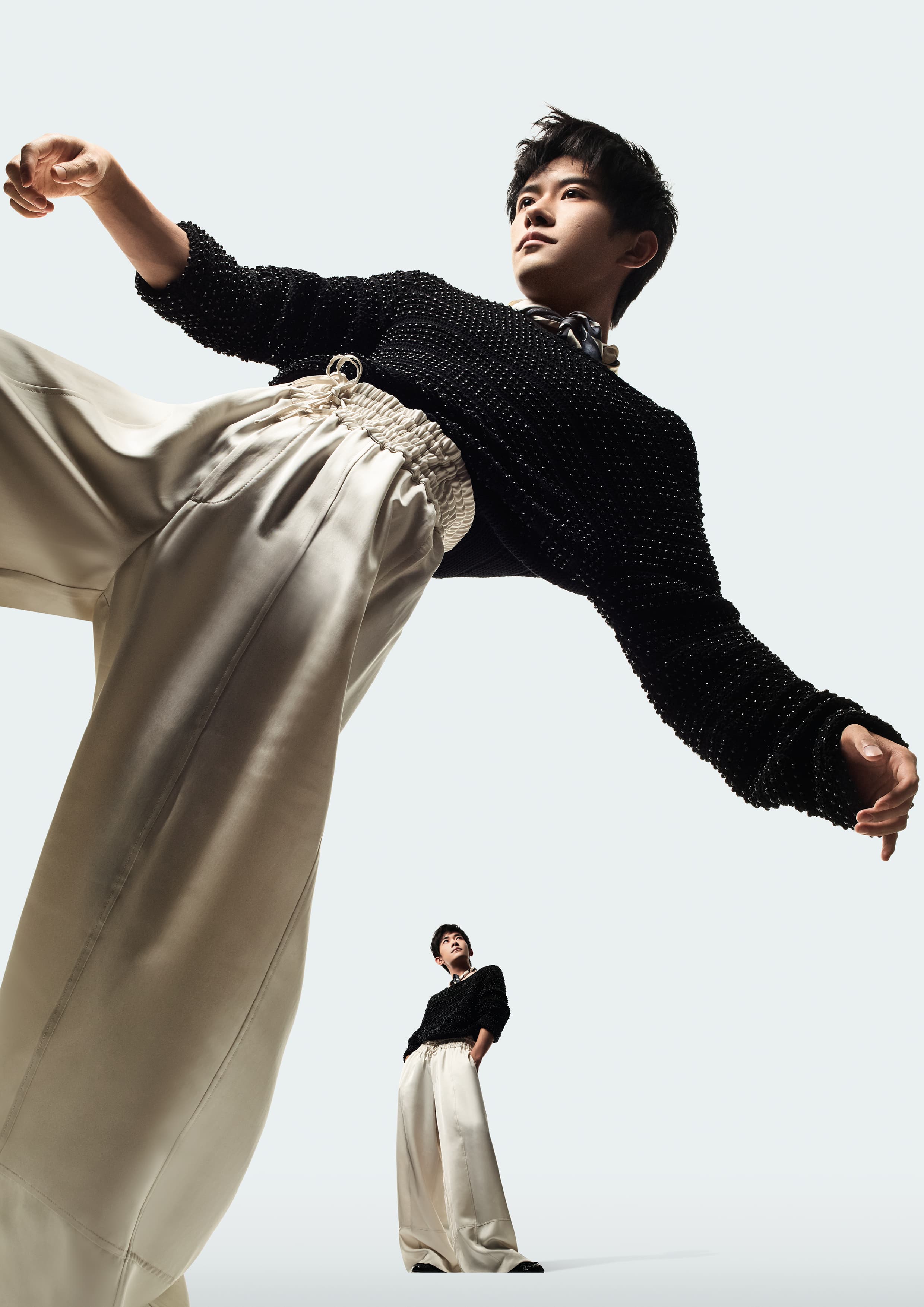 EMPORIO ARMANI 2024春夏系列廣告大片從微觀和宏觀兩個維度出發,通過易烊千璽的姿勢和表情,強調動感與活力的理念。(台元紡織提供)