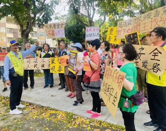 不滿法官縱放毒駕嫌犯,彰化市長林世賢號召民眾抗議。(彰化市公所提供)
