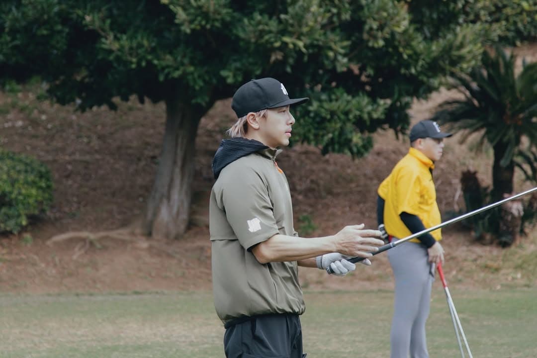 坤達今年3月時分享打高爾夫球照片,表示:「最近真的中毒很深。」(翻攝坤達IG)