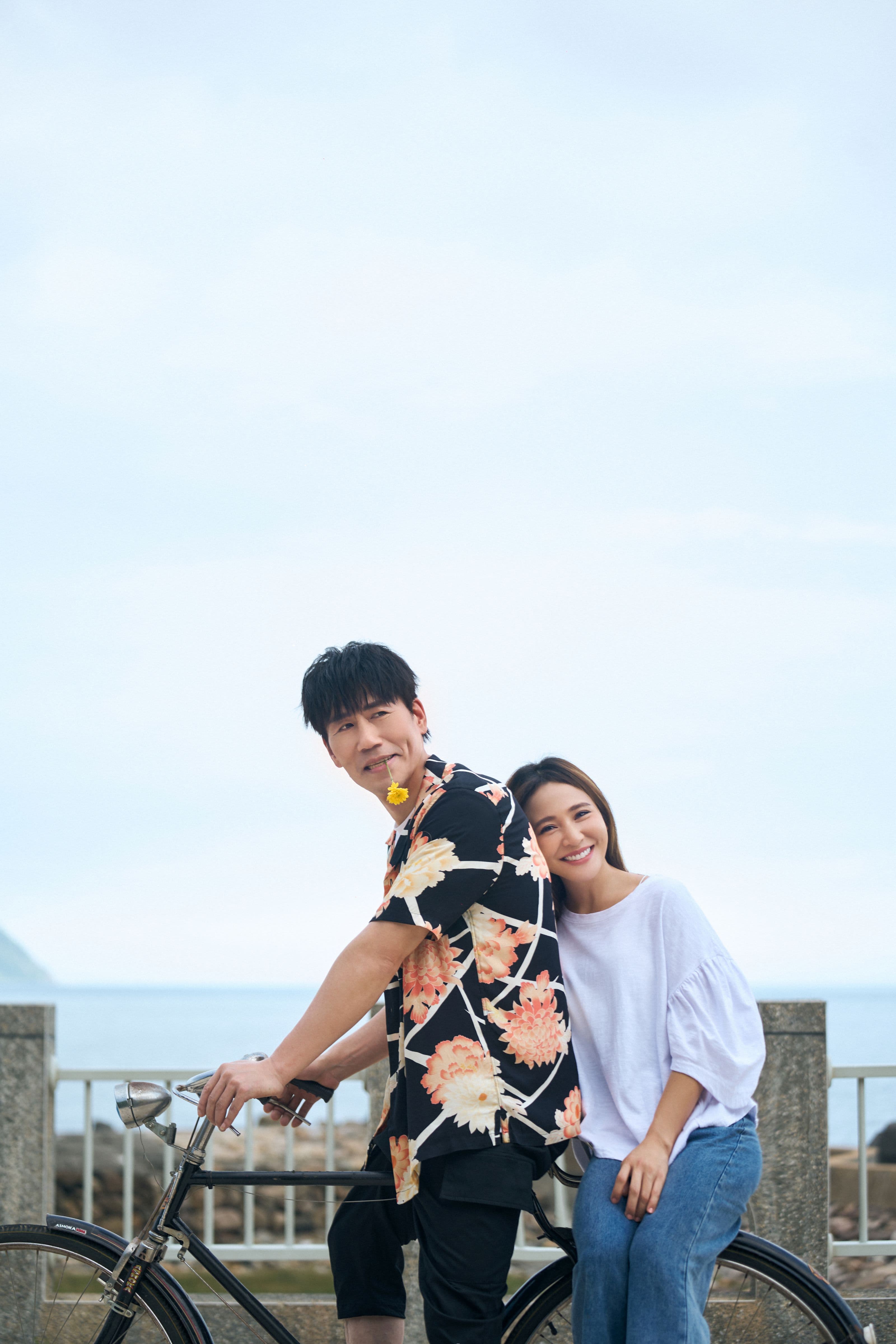 羅時豐與梁文音兄妹倆以趣味口吻演唱新歌〈時間到〉。(環球音樂提供)