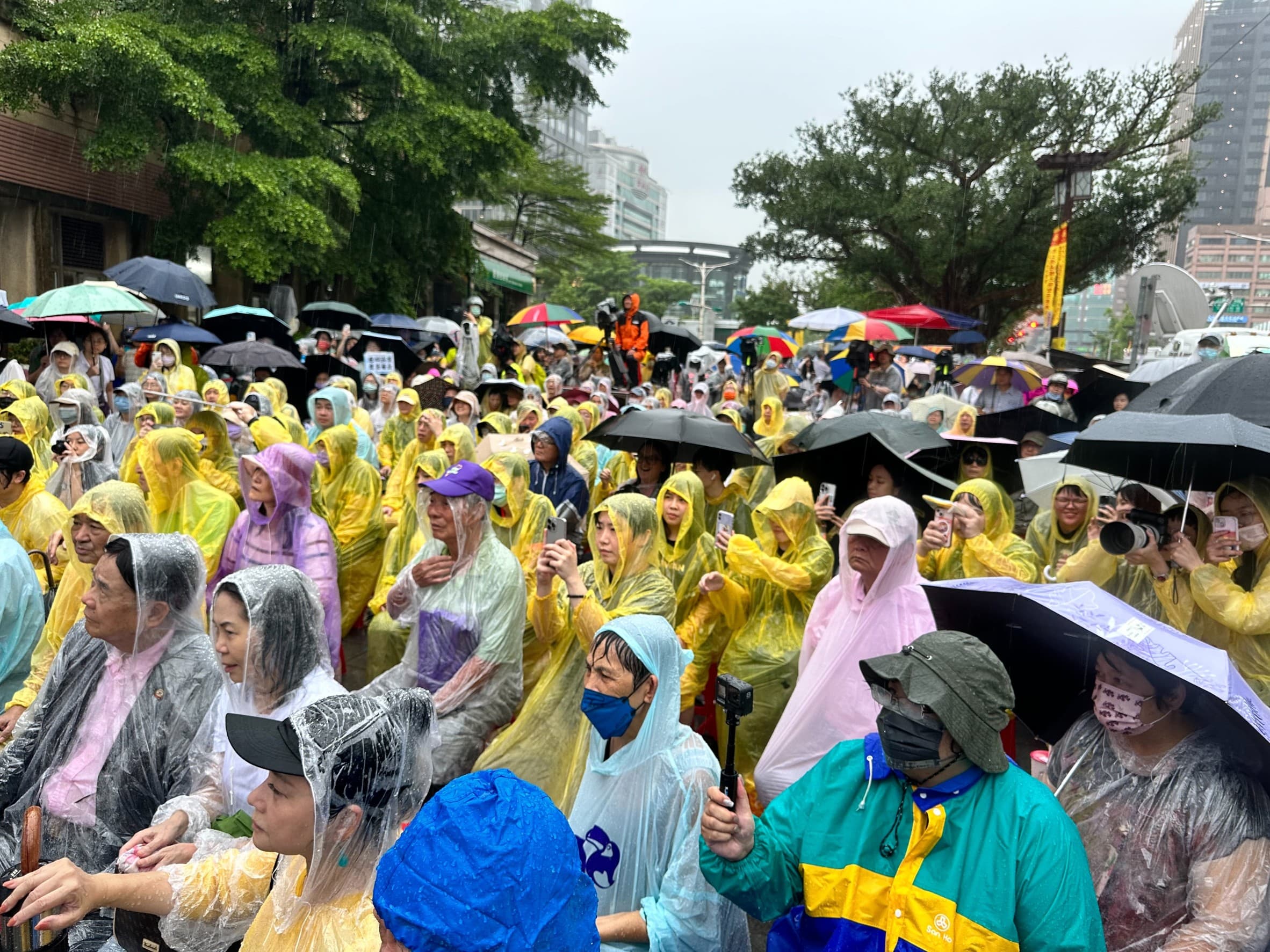 民進黨今天下午舉行台北場「反濫權護民主」街頭說明會,可惜老天不賞臉下起滂沱大雨,僅有300、400支持者到場。