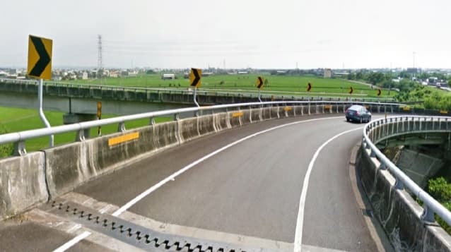 出口環道路段設置安全方向導引標誌。(高公局提供)