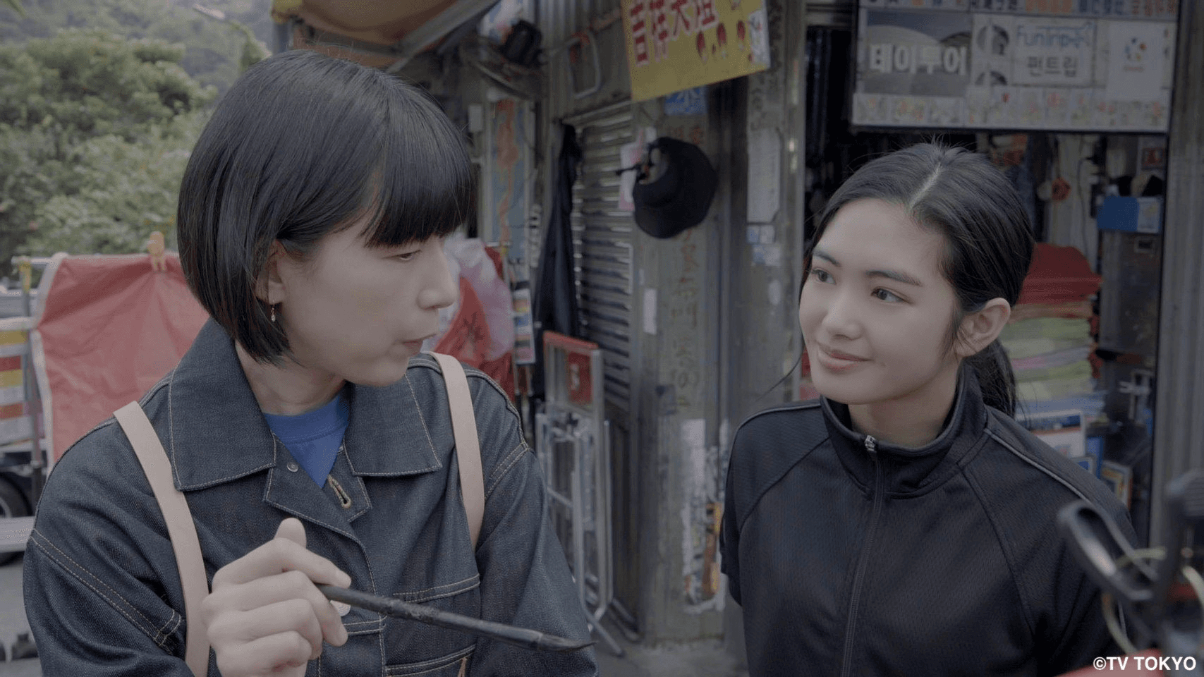 江口德子和雷嘉汭一起放天燈,日文系畢業的她學以致用超開心。(Hami Video提供)