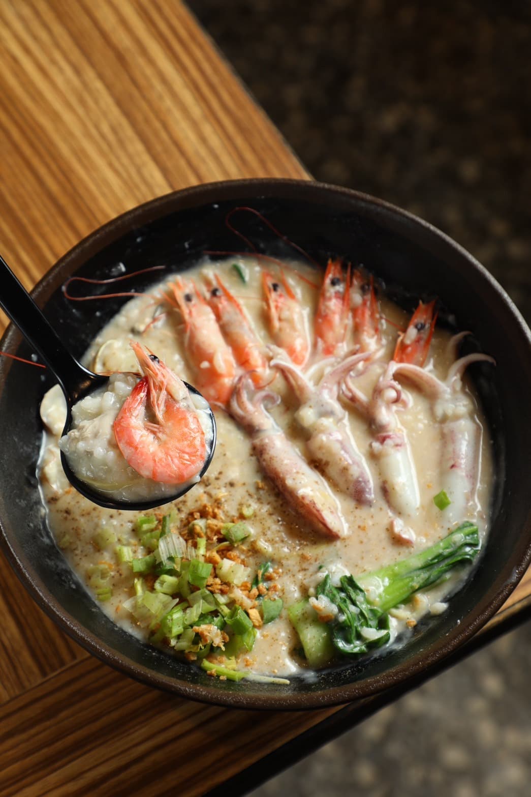 料多實在的「海鮮粥」,湯頭與海味的鮮甜滲入粒粒粥米中,味蕾與食量一起被大大滿足。(200元/份)