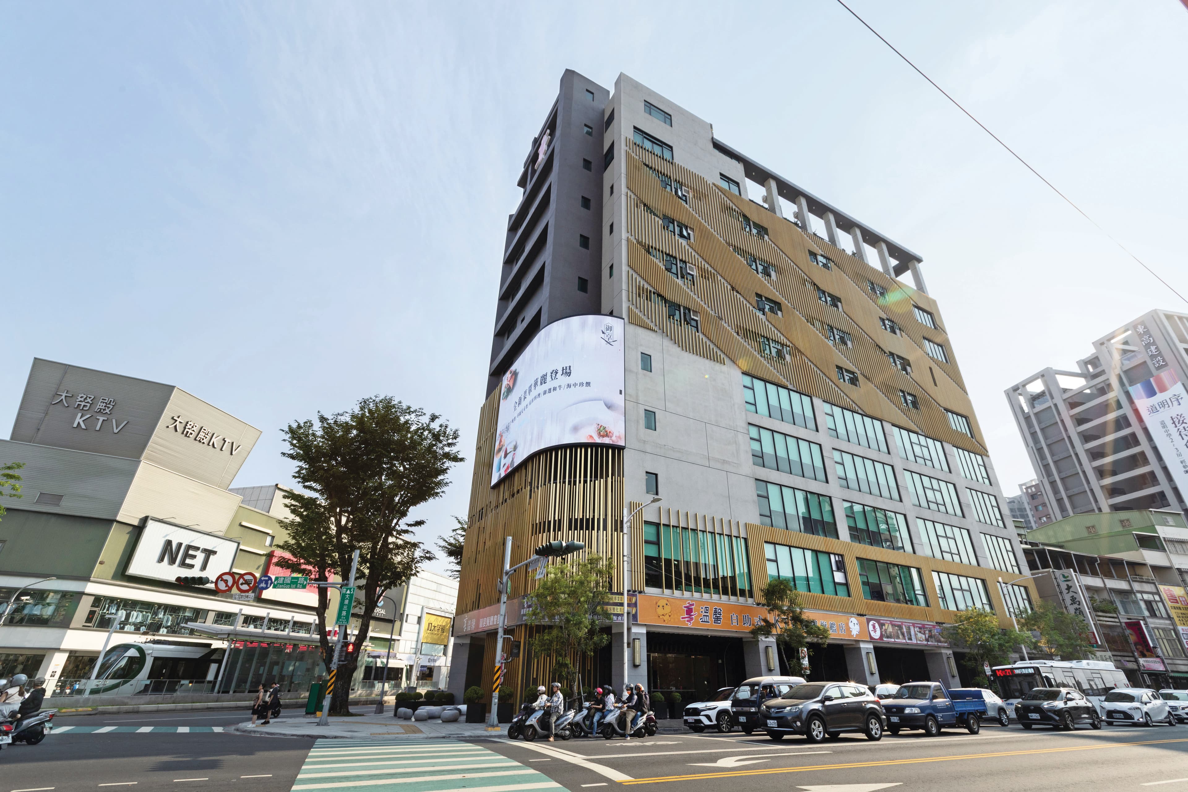 選位也是享溫馨優勢關鍵之一,位於高雄市建國一路的旗艦店,鄰近捷運橘線五塊厝站,匯聚車流與人流,且吸引銀髮族。
