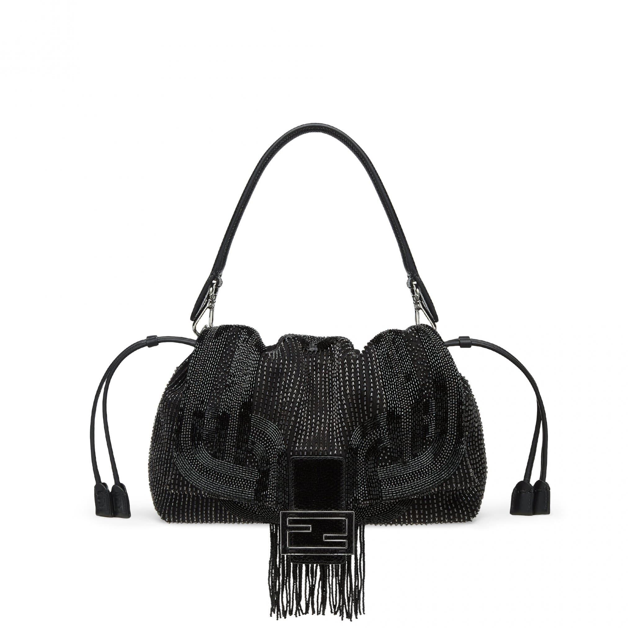 串珠流蘇造型 Mamma Bagette。NT$287,000〈FENDI提供〉