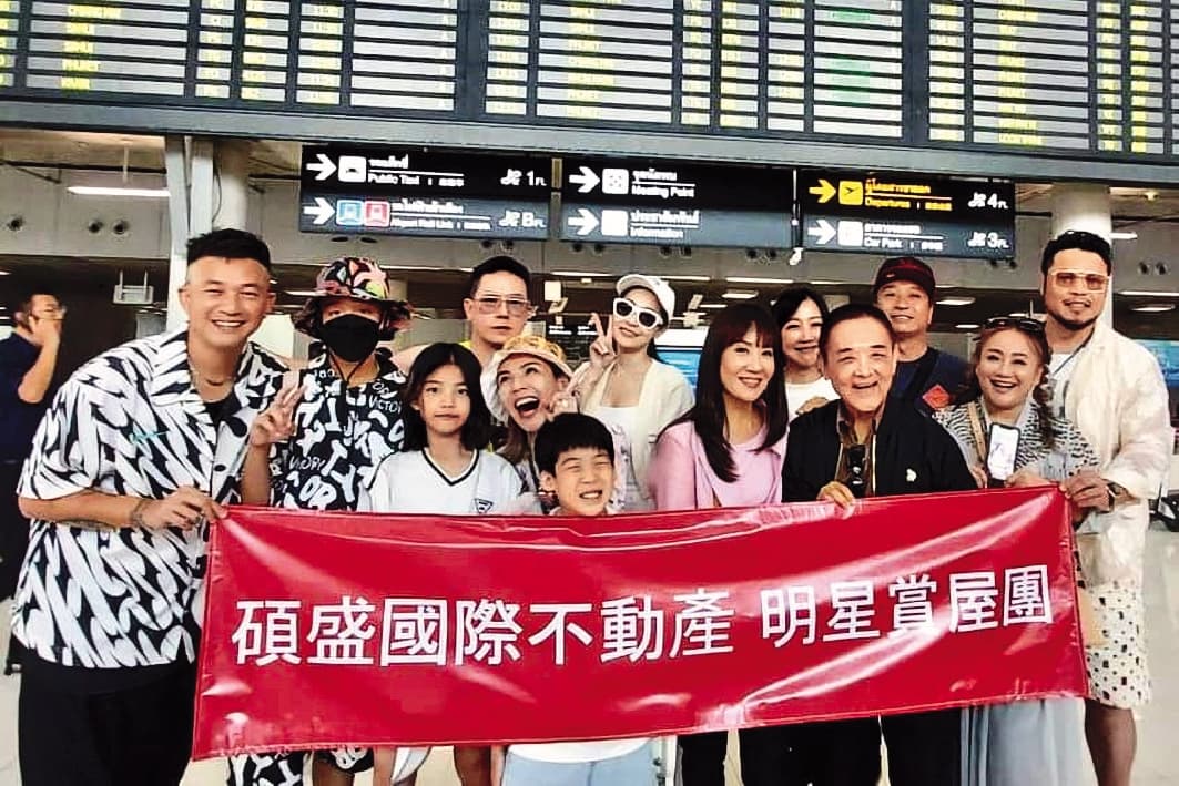 	王中平（右三）夫妻倆曾跟團出國看房地產。（翻攝自白吉勝&徐小可臉書）