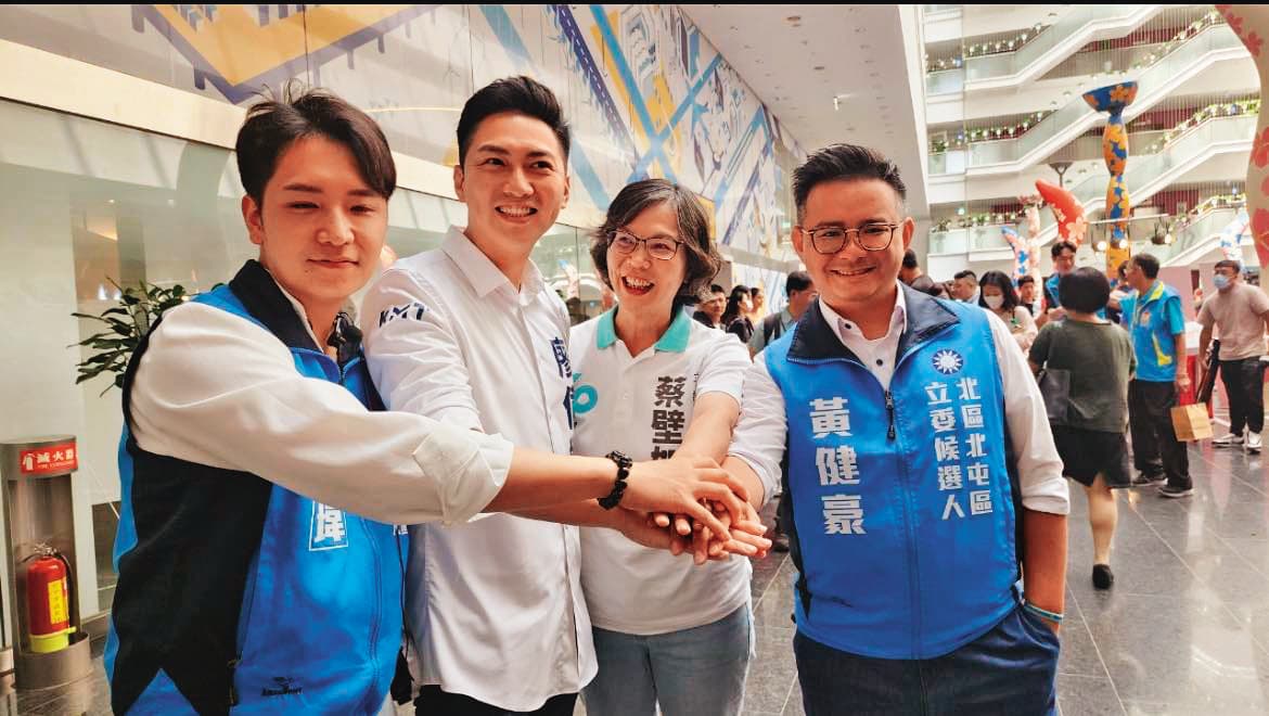 蔡壁如(右2)與藍營F4廖偉翔(左2)去年立委大選期間頻合體,沒想到在政治獻金的金流也另類「藍白合」。(翻攝蔡壁如臉書)