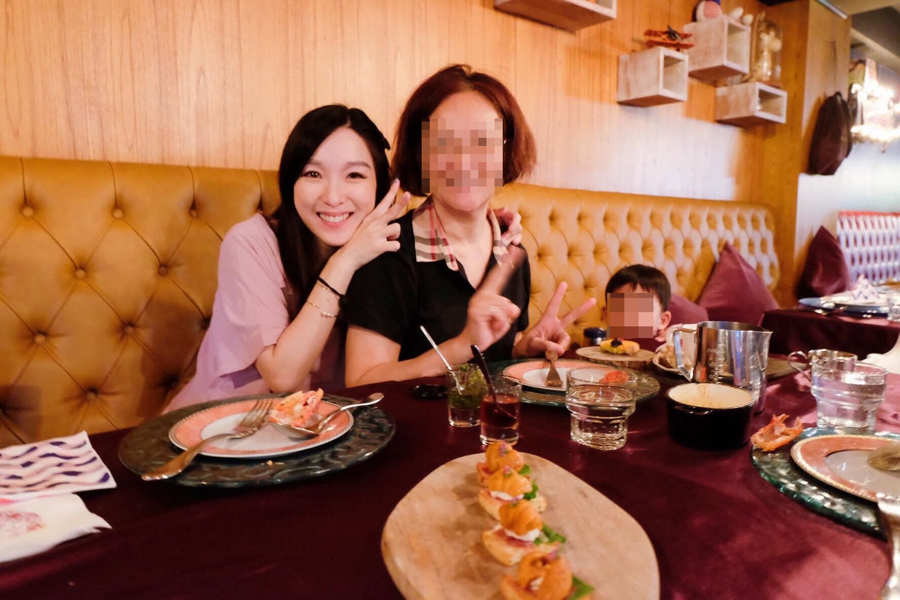 張宇(左)過去曾曬出與婆婆(右)聚餐合照,兩人靠在一起開心比YA,看來關係融洽,據爆近來關係急轉直下。(翻攝自張宇臉書)