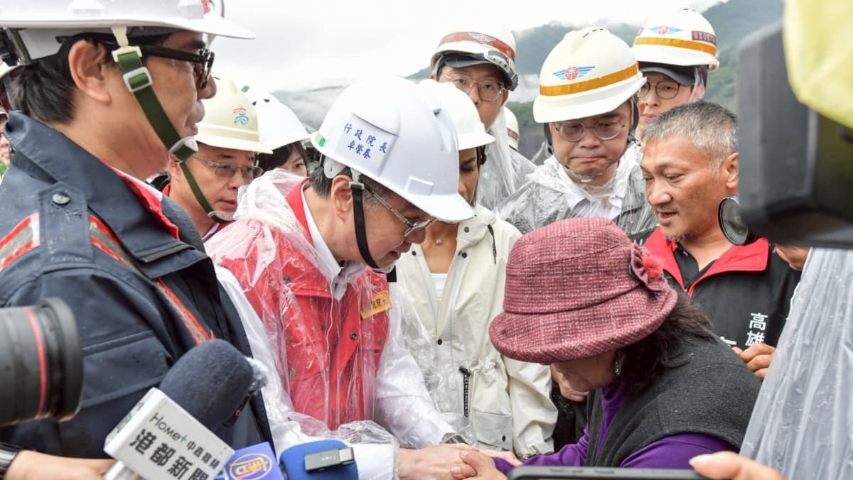 卓榮泰安慰失聯者家屬,承諾政府將全力救援並協助遺孤生活與就學。(行政院提供)