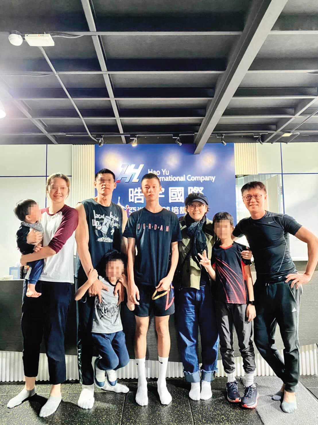 爸爸何豪傑(右一)並不高,何柏廷(右四)189公分的身高,歸功於媽媽和家馨(右三)很早就培養他運動習慣。(翻攝自和家馨臉書)