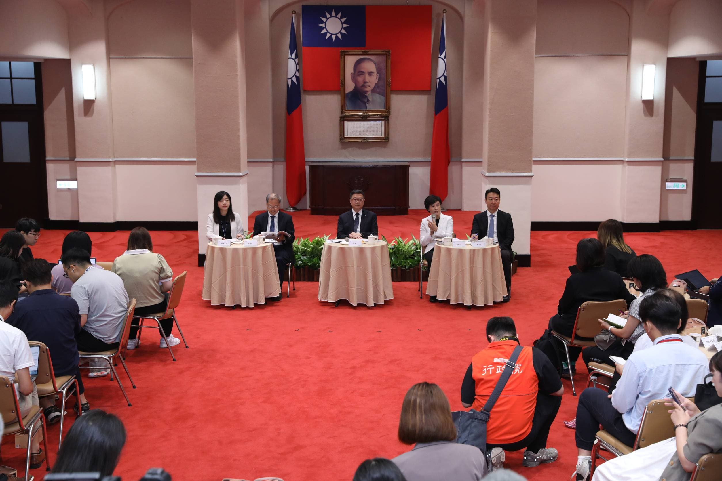 卓榮泰今（17日）偕副院長鄭麗君、祕書長龔明鑫等人出席媒體茶敘。