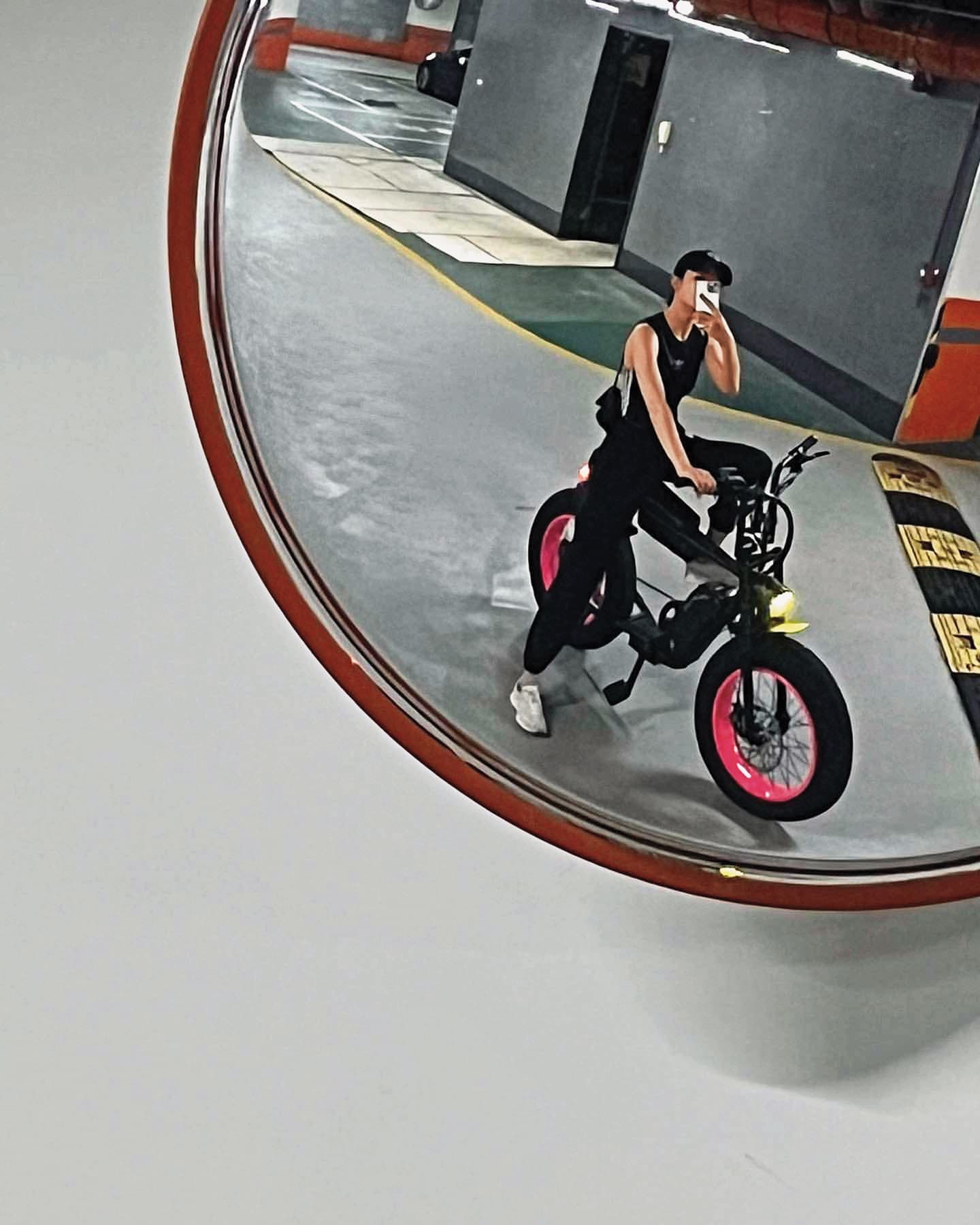 大根的空姐女友也騎著類似款電輔自行車，曬愛得低調但仍被抓包。（翻攝自喬登IG）