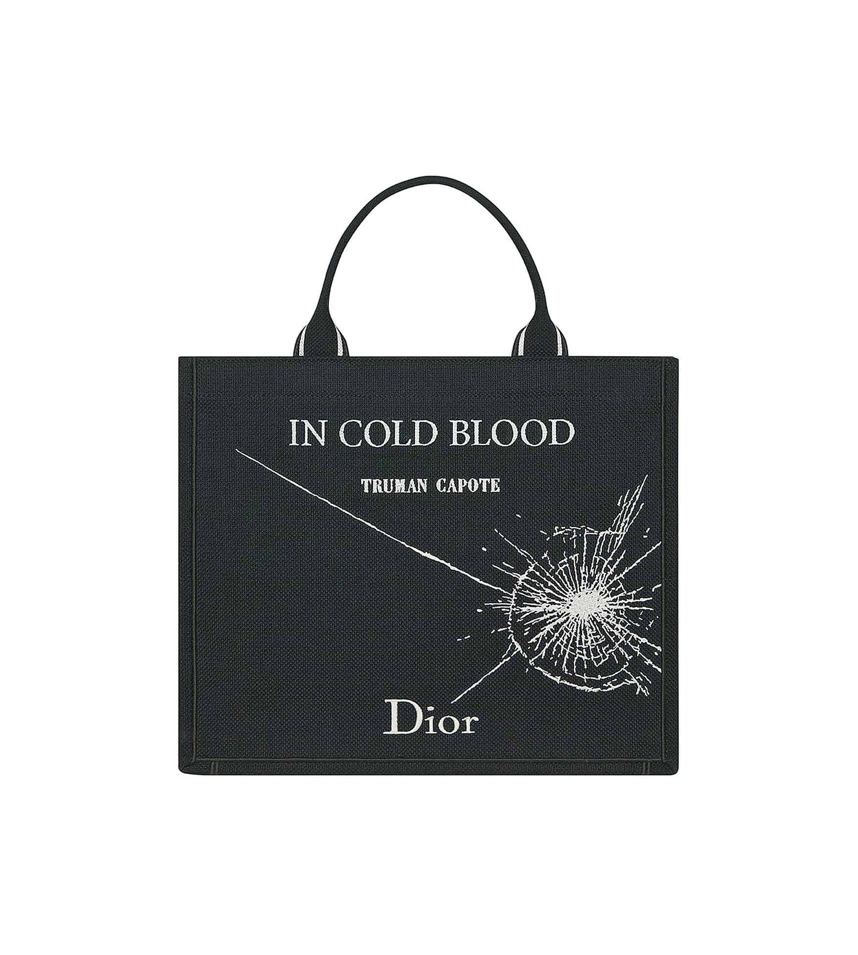 Dior Book Tote提供3種尺寸,此為中型。NT$110,000(Dior提供)