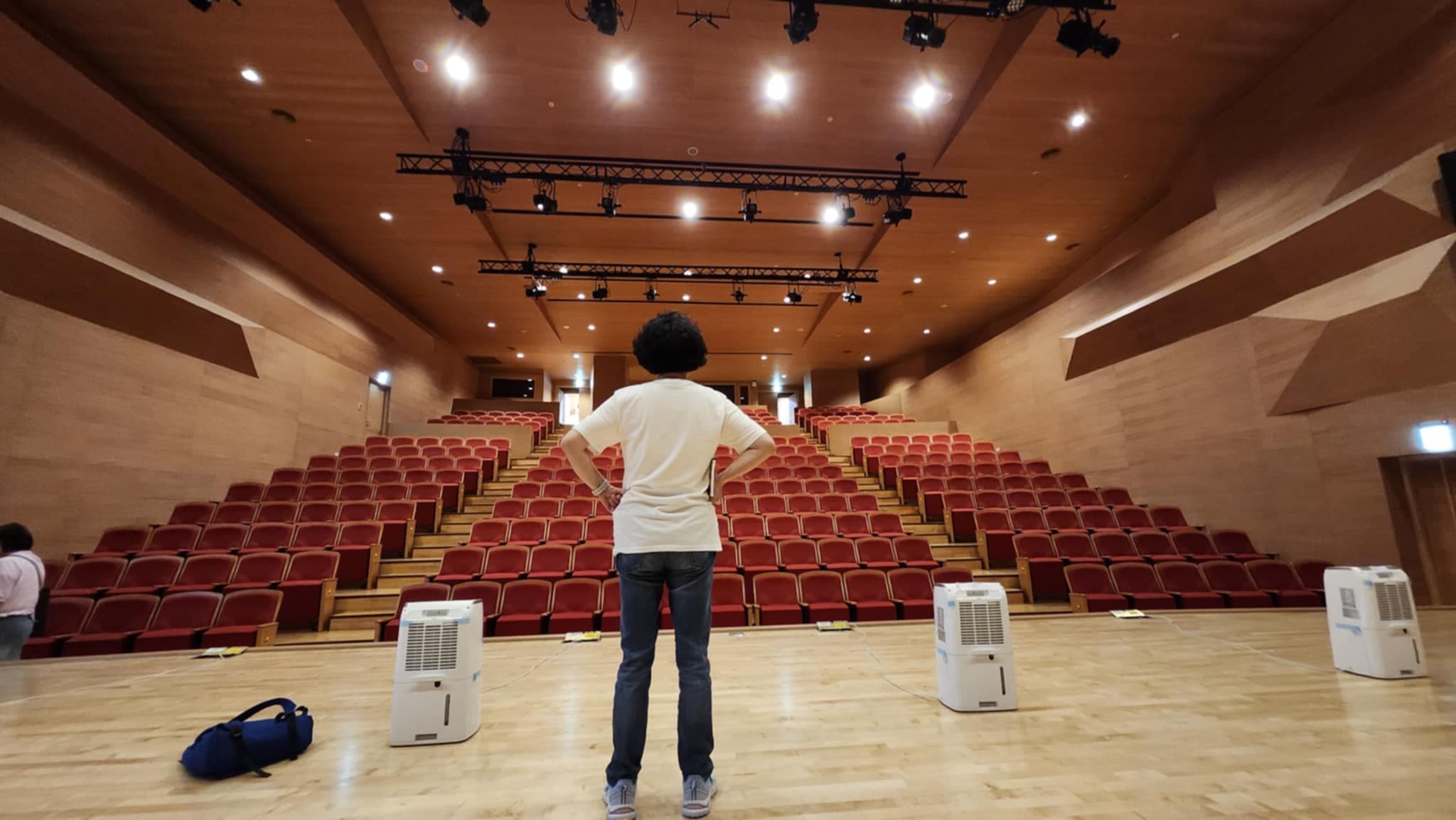 陳幼芳站在空台上想像演出,期許演出順利。(陳幼芳提供)