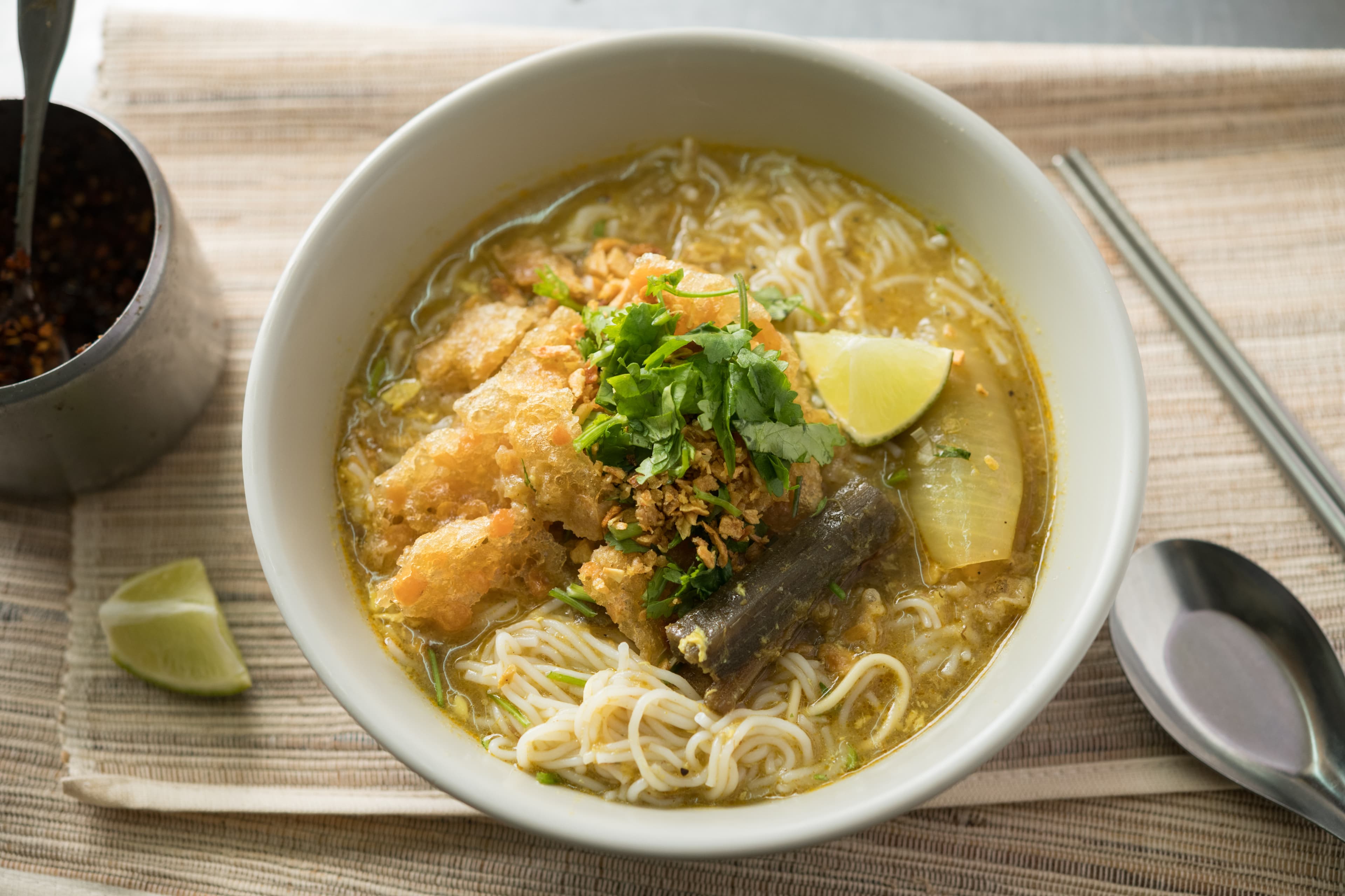 「魚湯麵」是用草魚和吳郭魚熬湯底,湯頭喝得到濃濃魚鮮味和魚肉末,米線Q彈細滑。(80元/碗)