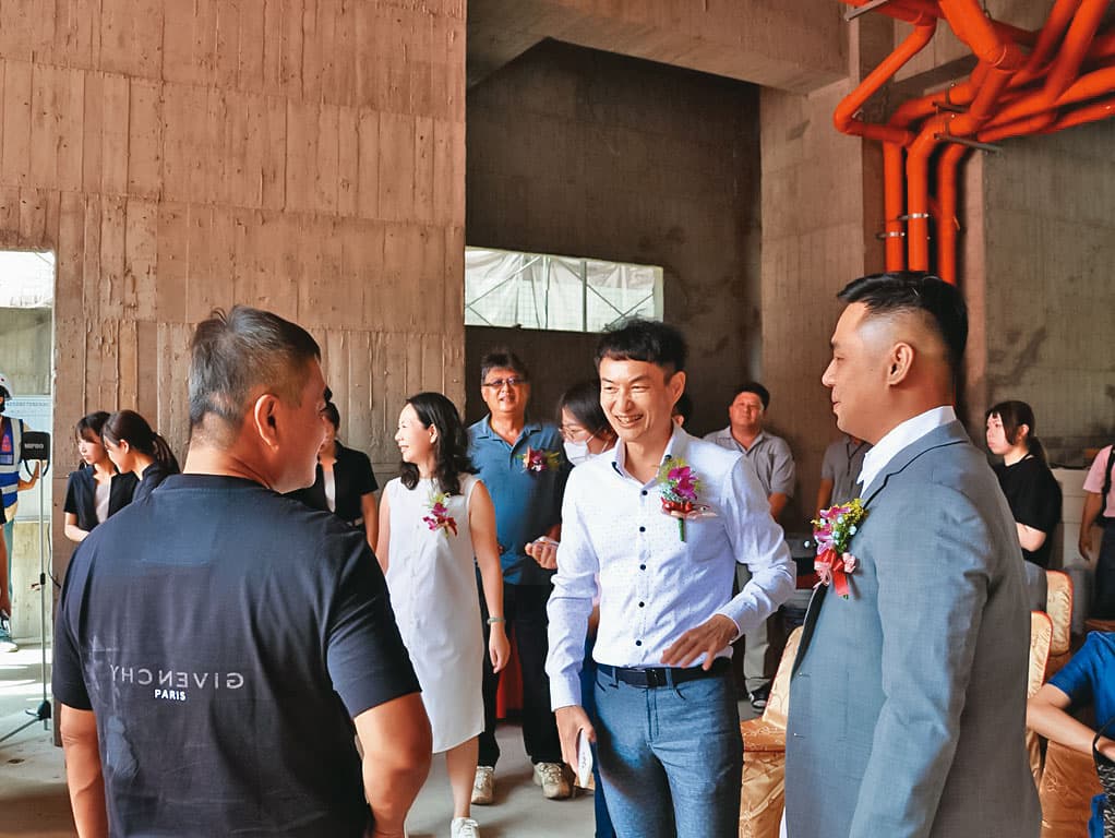 陳舜智(前右2)本業為營造廠董座,中台灣住宅類建築以立穩案量最多。(翻攝立穩營建臉書)