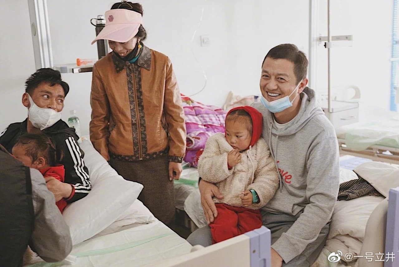 因為女兒李嫣患有唇顎裂,李亞鵬因而創立北京嫣然天使兒童醫院,歷年來幫助無數唇顎裂患者恢復樣貌。(李亞鵬微博)