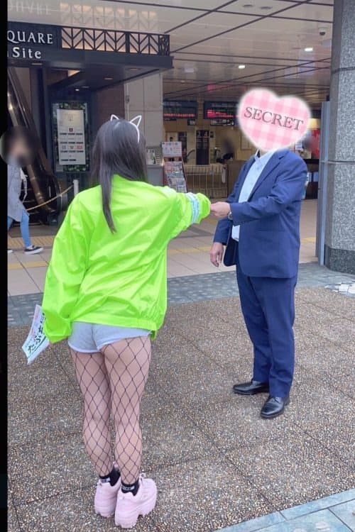 花芽穿超短熱褲與網襪助選。（翻自X平台）