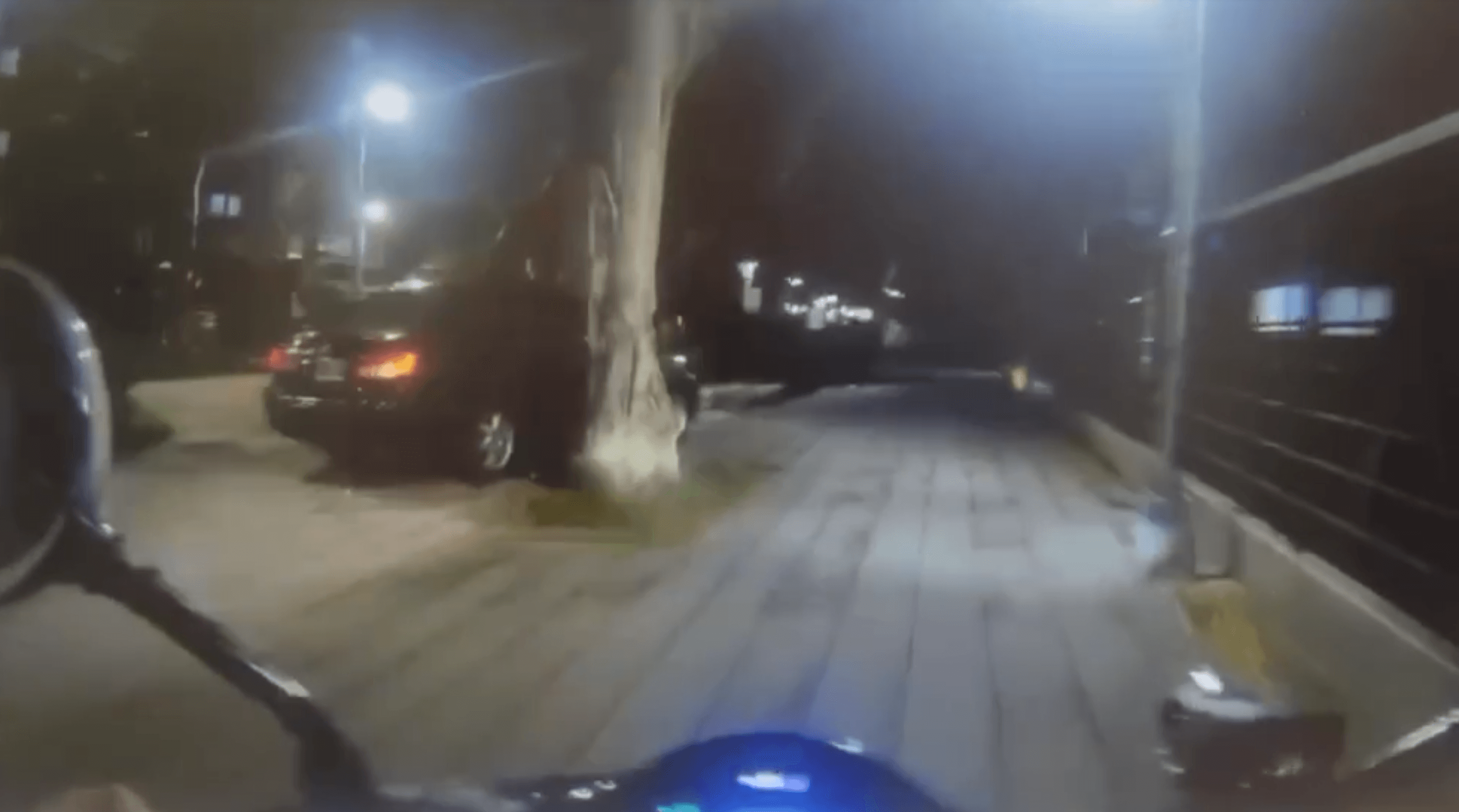 警方攔檢,黃姓駕駛竟加速逃逸,還開上人行道與警方展開追逐。(翻攝畫面)