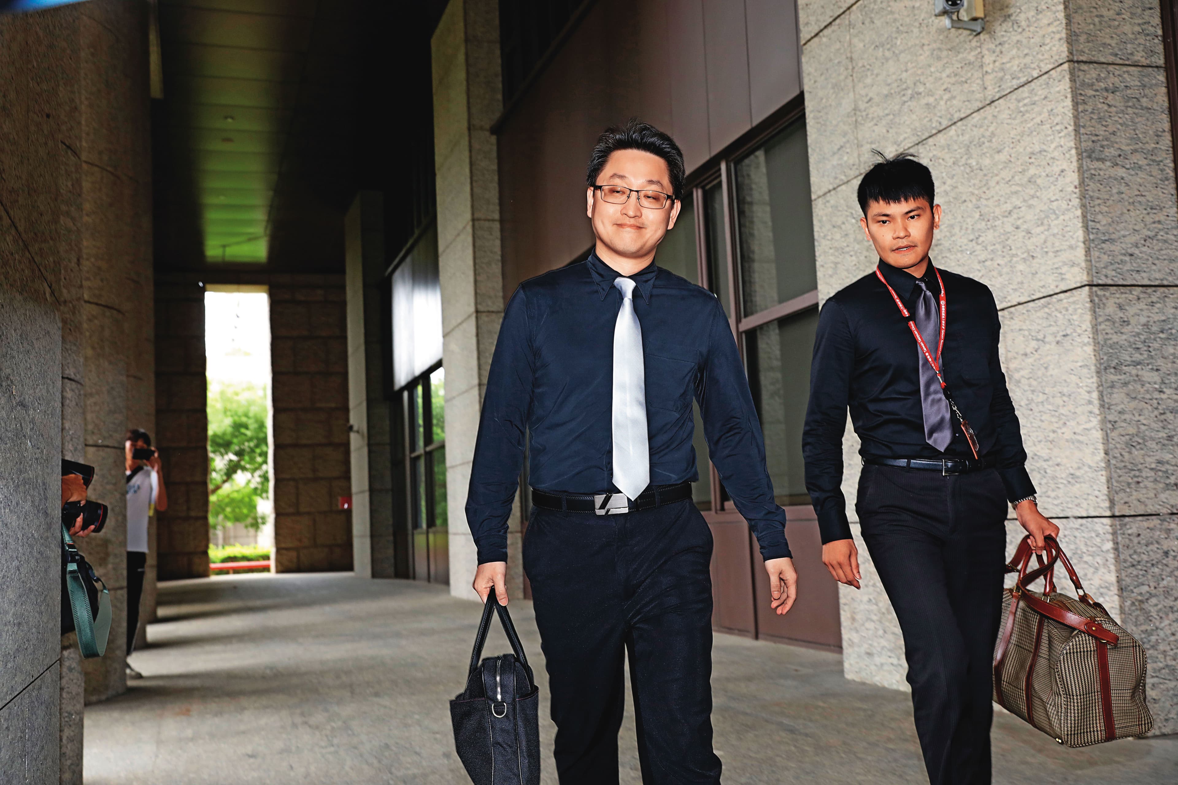 桃檢派出呂象吾(左)及陳嘉義(右)2位檢察官支援蒞庭論告,陳以金流不只「excel檔」遭指暗酸北檢,事後已道歉。