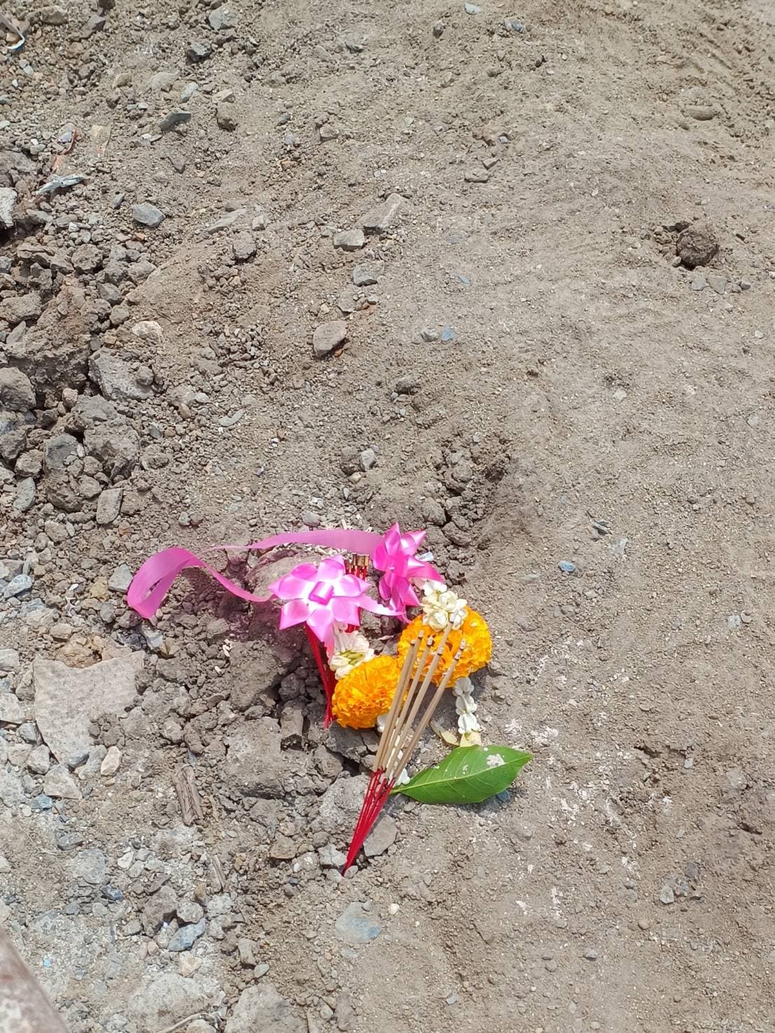 有家屬帶來鮮花和香,祈求神明幫忙讓他們的家人可以平安歸來。