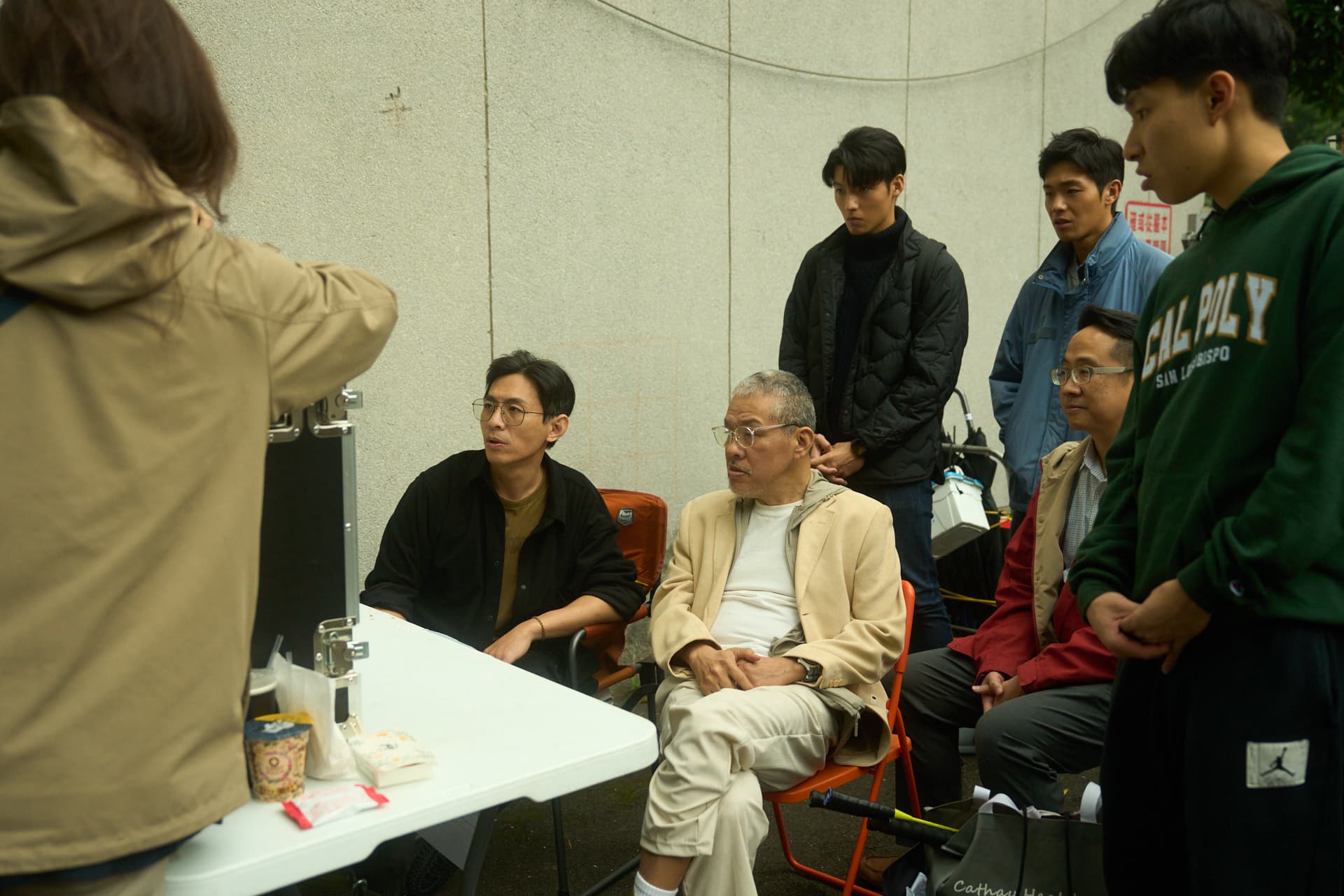 《進行曲》導演姜瑞智（中左）與監製陳鴻元（中右）在拍片現場討論。（未來進行曲提供）