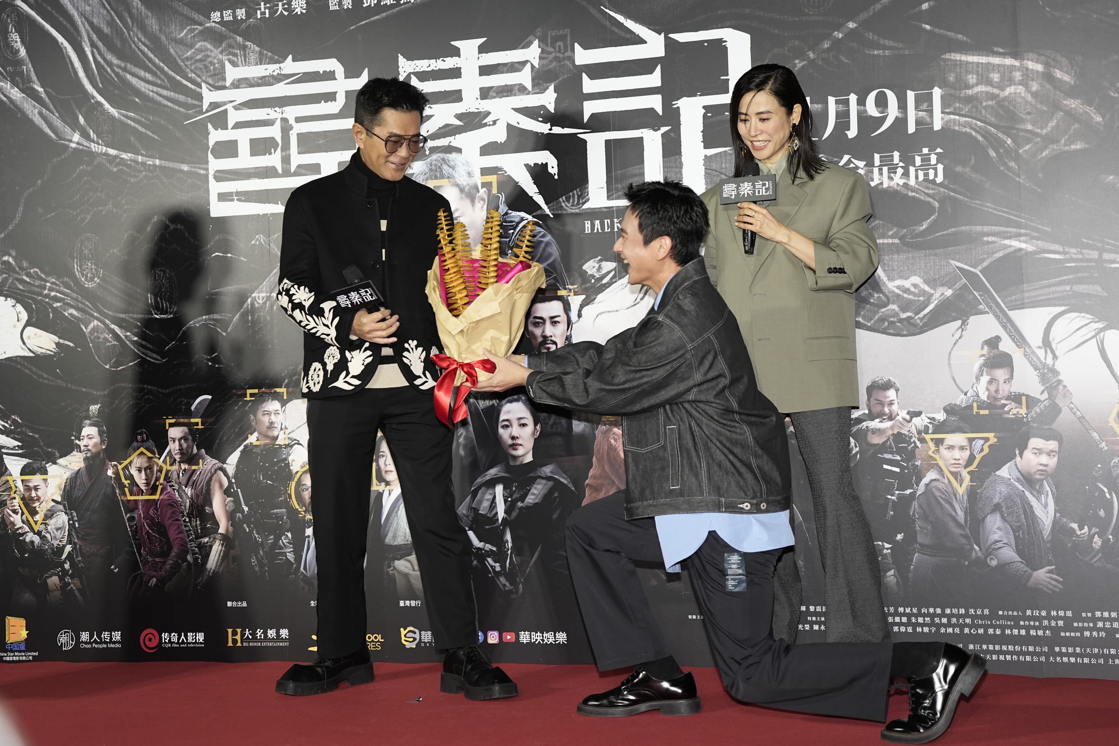劉冠廷帶著很像古天樂簽名式的圈圈狀洋芋片,來祝「古老闆」新片在台灣大賣。