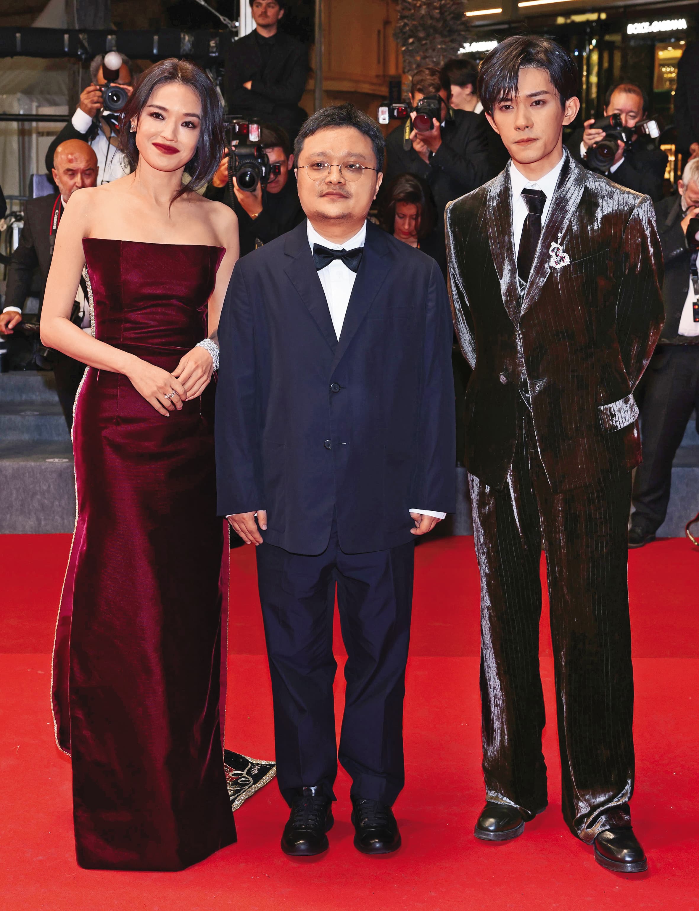 舒淇(左起)、導演畢贛與易烊千璽在電影《狂野時代》首映合體,成為媒體焦點。(東方IC)
