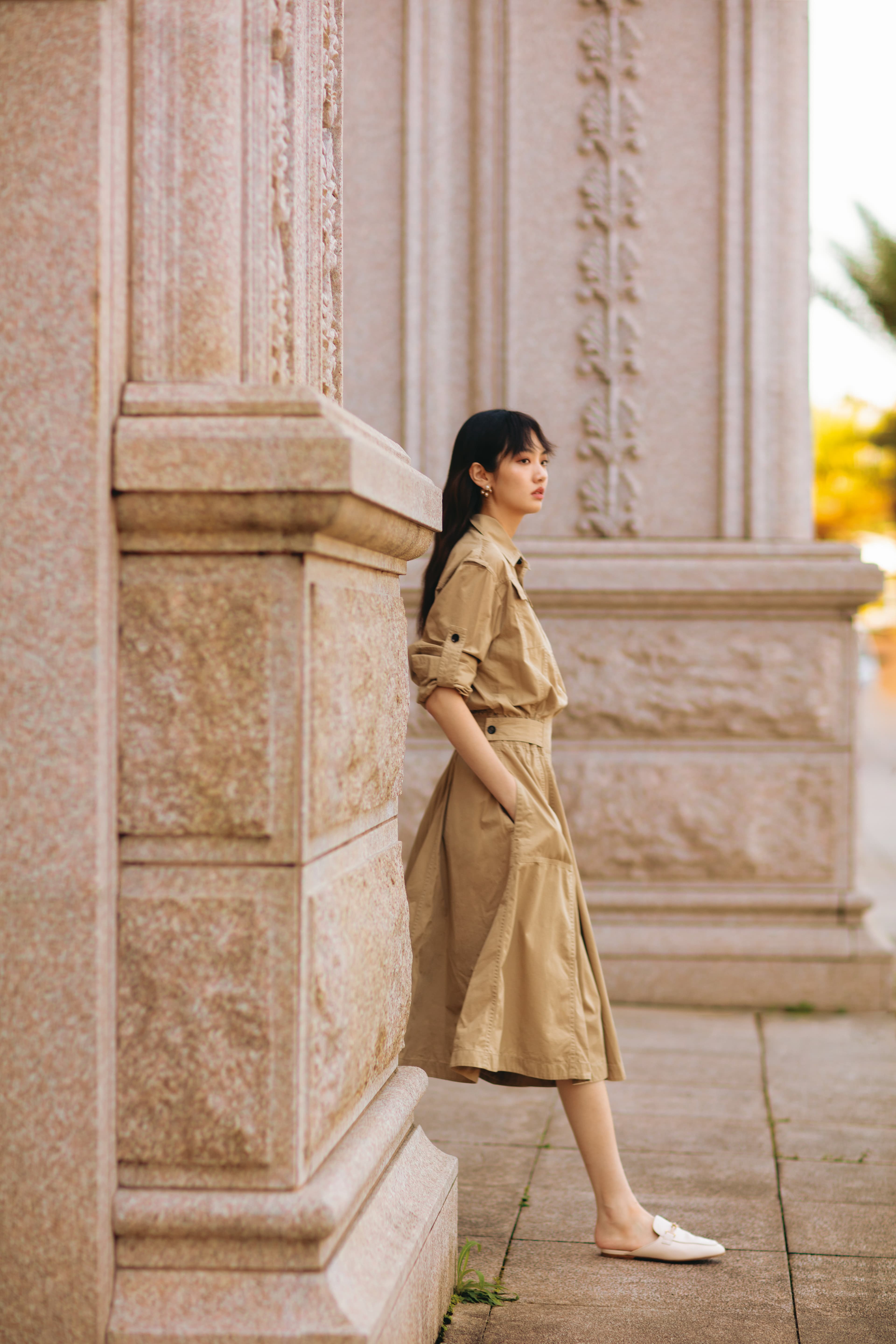 鈕扣飾洋裝 NT$93,300 by BOTTEGA VENETA;T Ring穆勒鞋 NT$29,900 by TOD'S;金色玫瑰珍珠耳環 NT$21,000 by Roger Vivier。