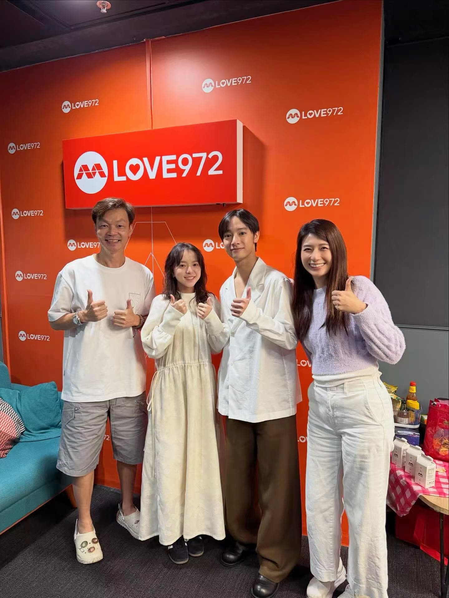 李國煌(左起)邀項婕如、劉修甫參加他主持的廣播live節目,右為助理主持。(三匠影視提供)
