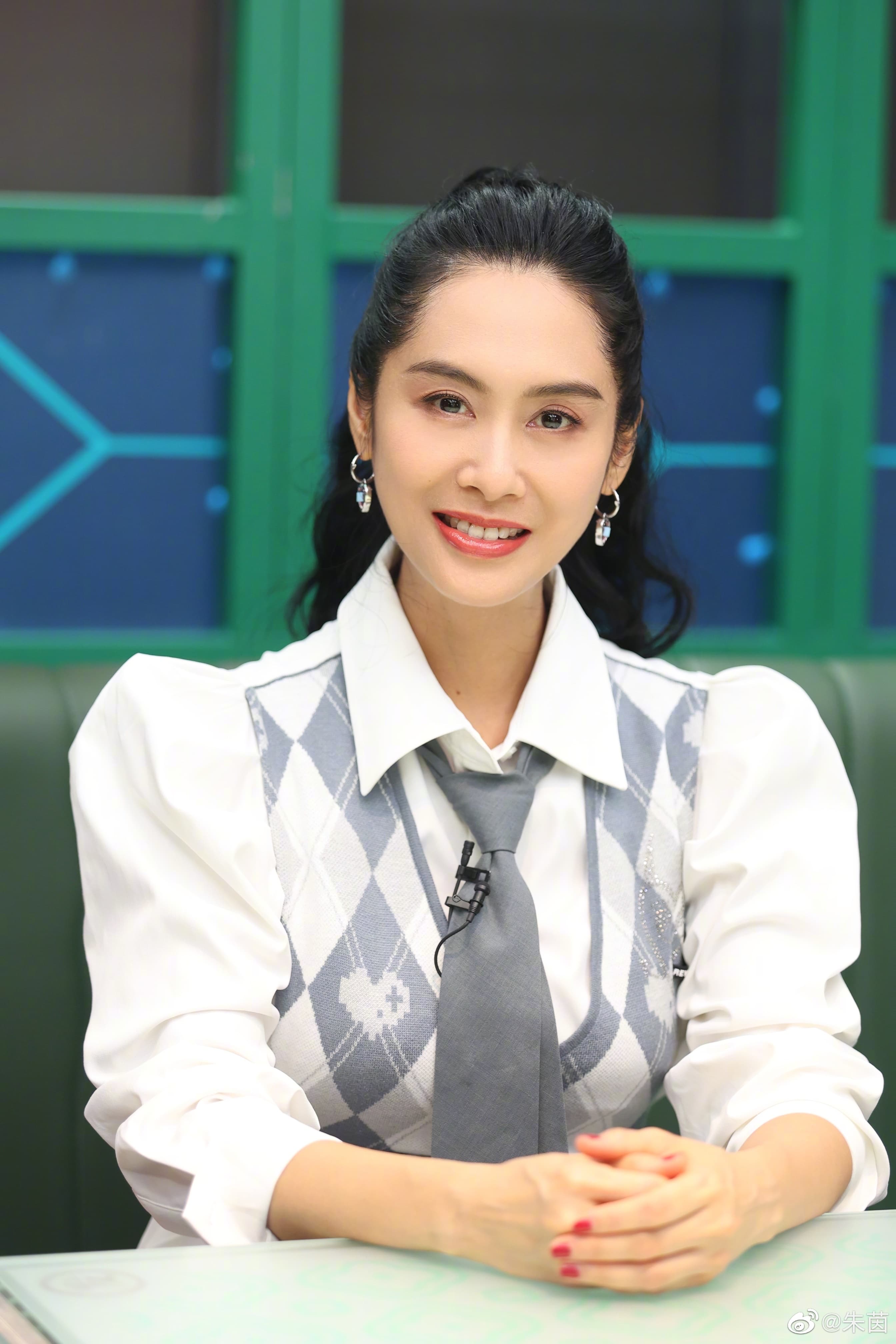 港星朱茵已13年未接拍港劇,日前她應ViuTV邀請主演該台劇集《反起跑線聯盟2》。(翻攝自朱茵微博)