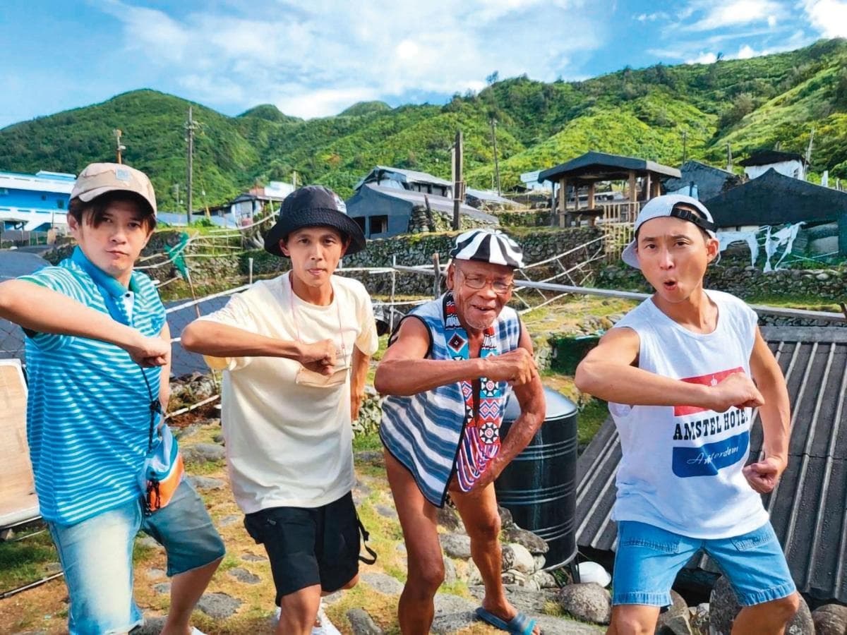 浩子(右1)、阿翔(左2)7年前與《食尚玩家》班底顏永烈(左1)等人出走TVBS。(《鬧著玩》提供)