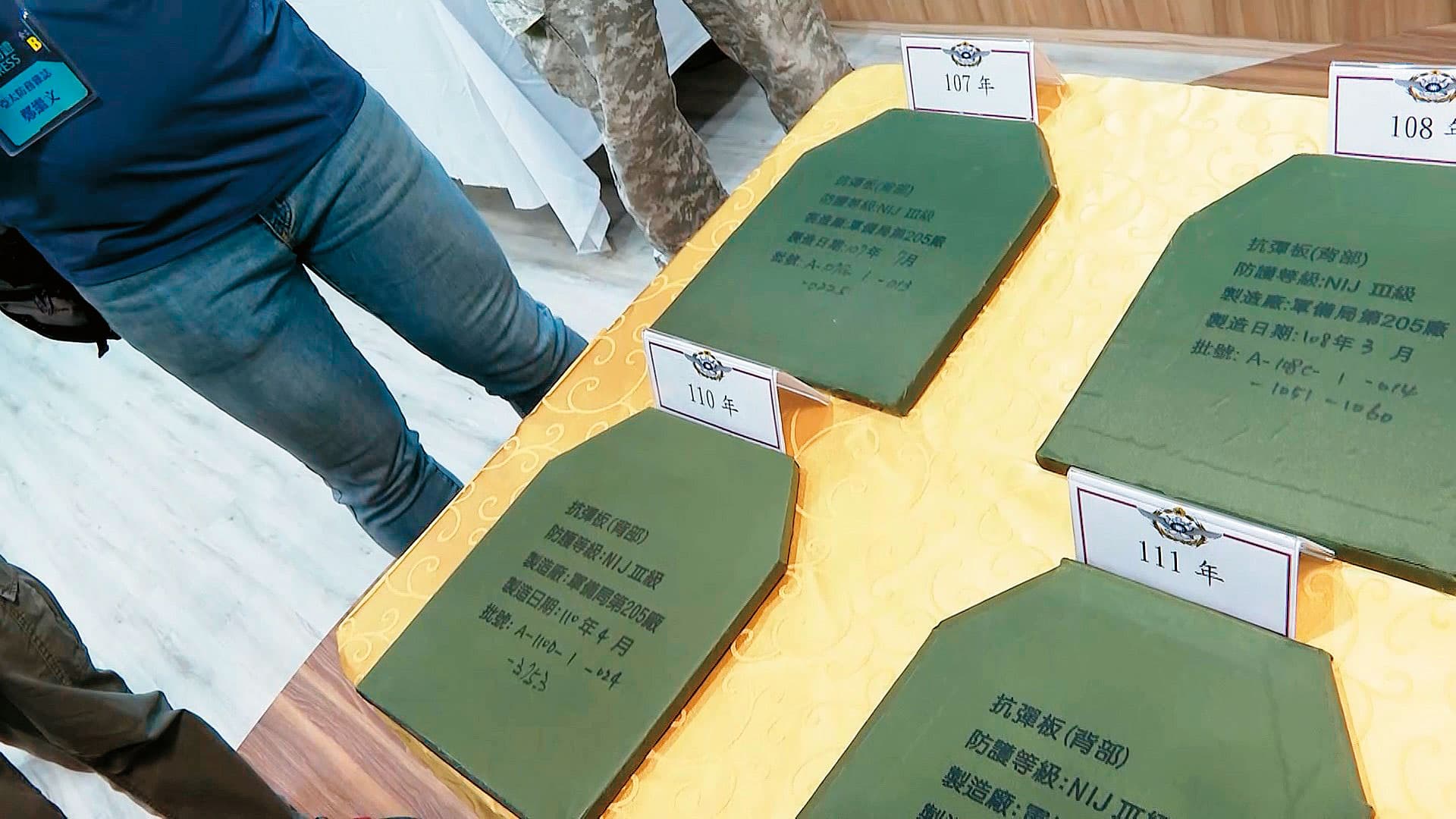 軍備局在大福兵試場實測當天,一連秀出2018至2022年間製造的抗彈板,強調安全品質無虞。(鏡新聞)