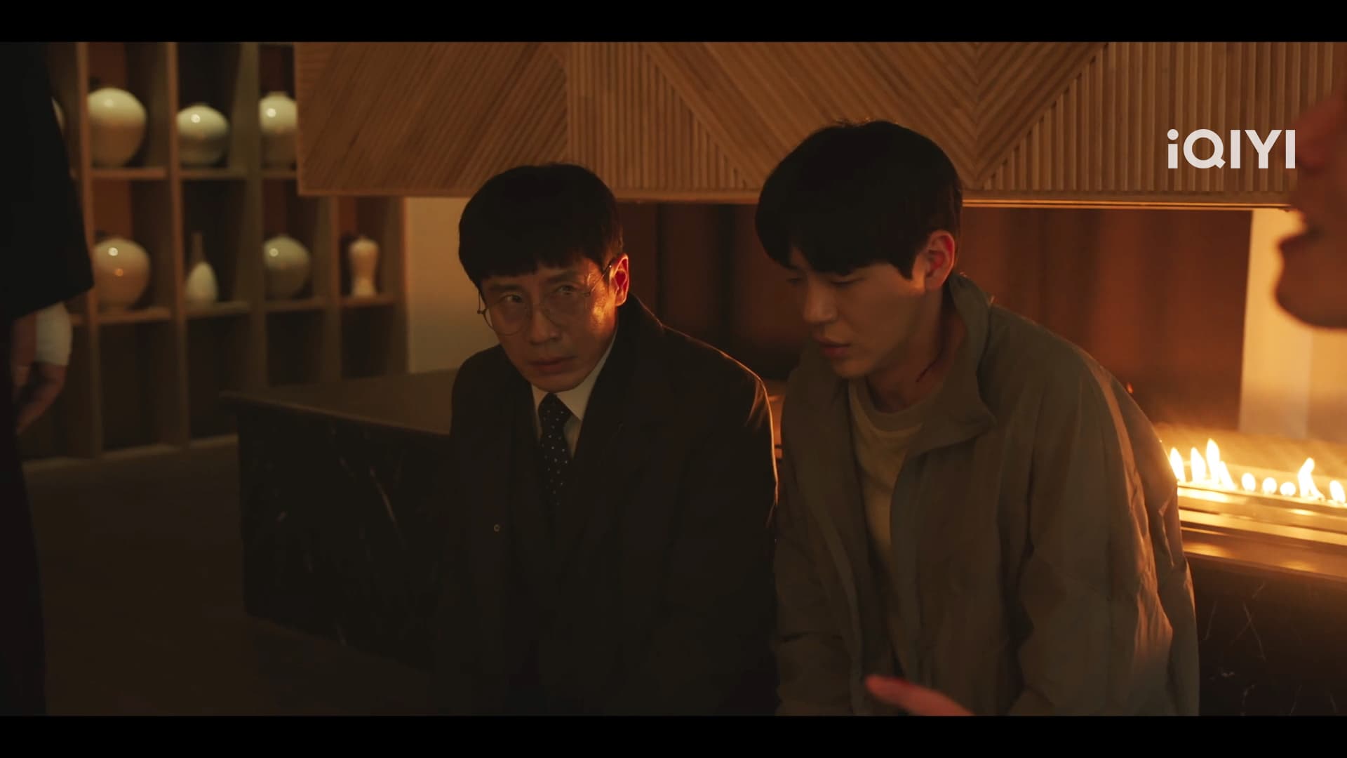 申河均與辛載夏在《惡人傳記》裡飾演同父異母兄弟。(愛奇藝國際站提供)