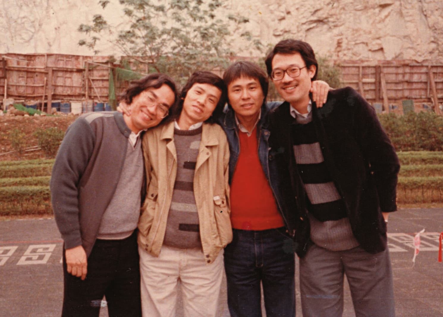 廖慶松（左1）與同輩電影人吳念真（左2）、侯孝賢（右2）、萬仁（右1）共同開啟台灣電影新時代。（廖慶松提供）