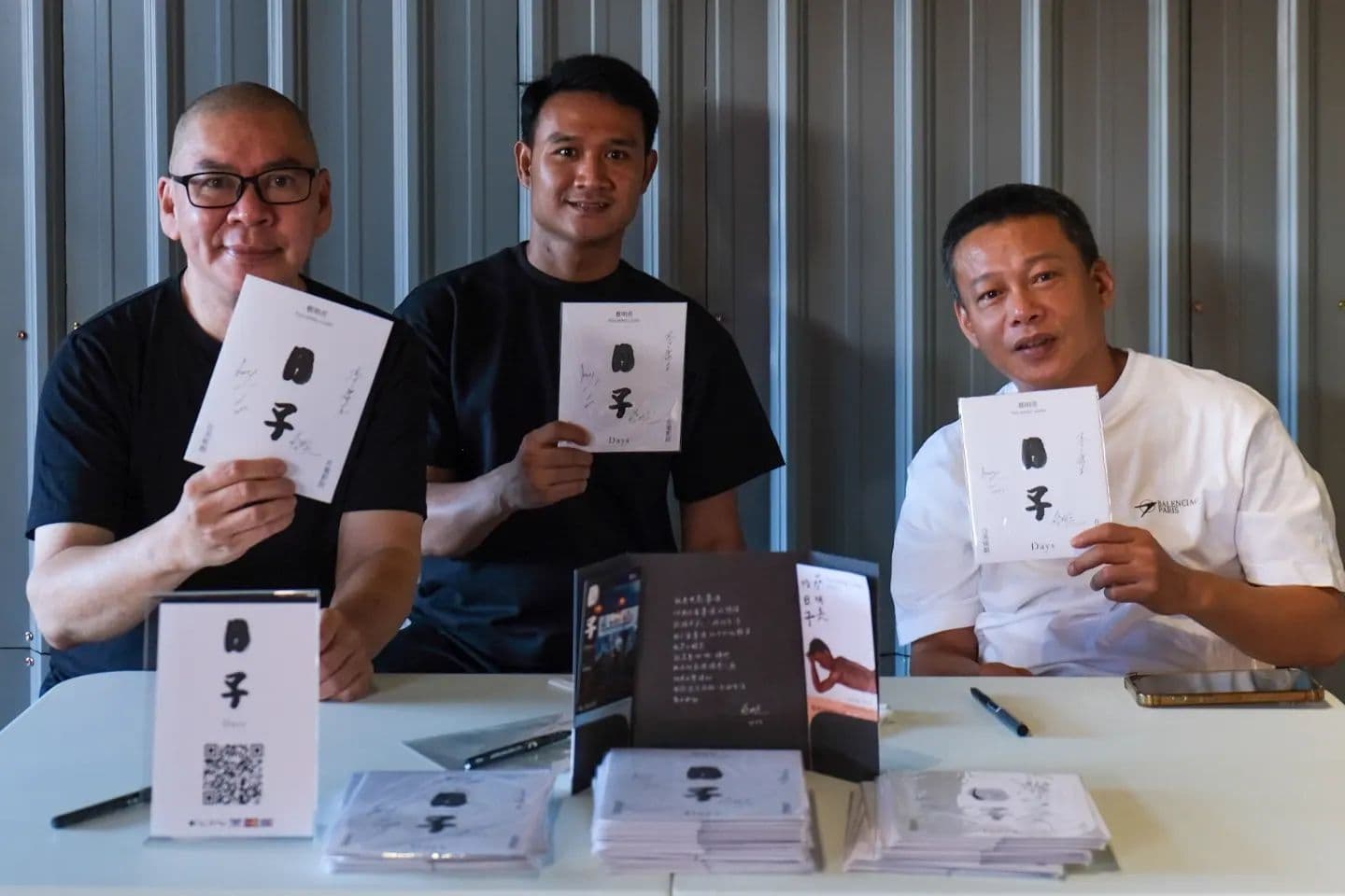 蔡明亮(左起)與亞儂、李康生上街賣票。(汯呄霖電影提供)