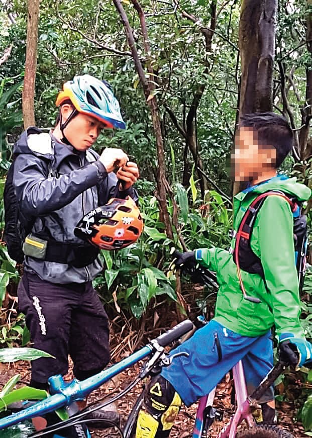 魏先生重金禮聘江勝山(左)當兒子(右)的教練,後來兒子也在全國賽中奪冠。(讀者提供)