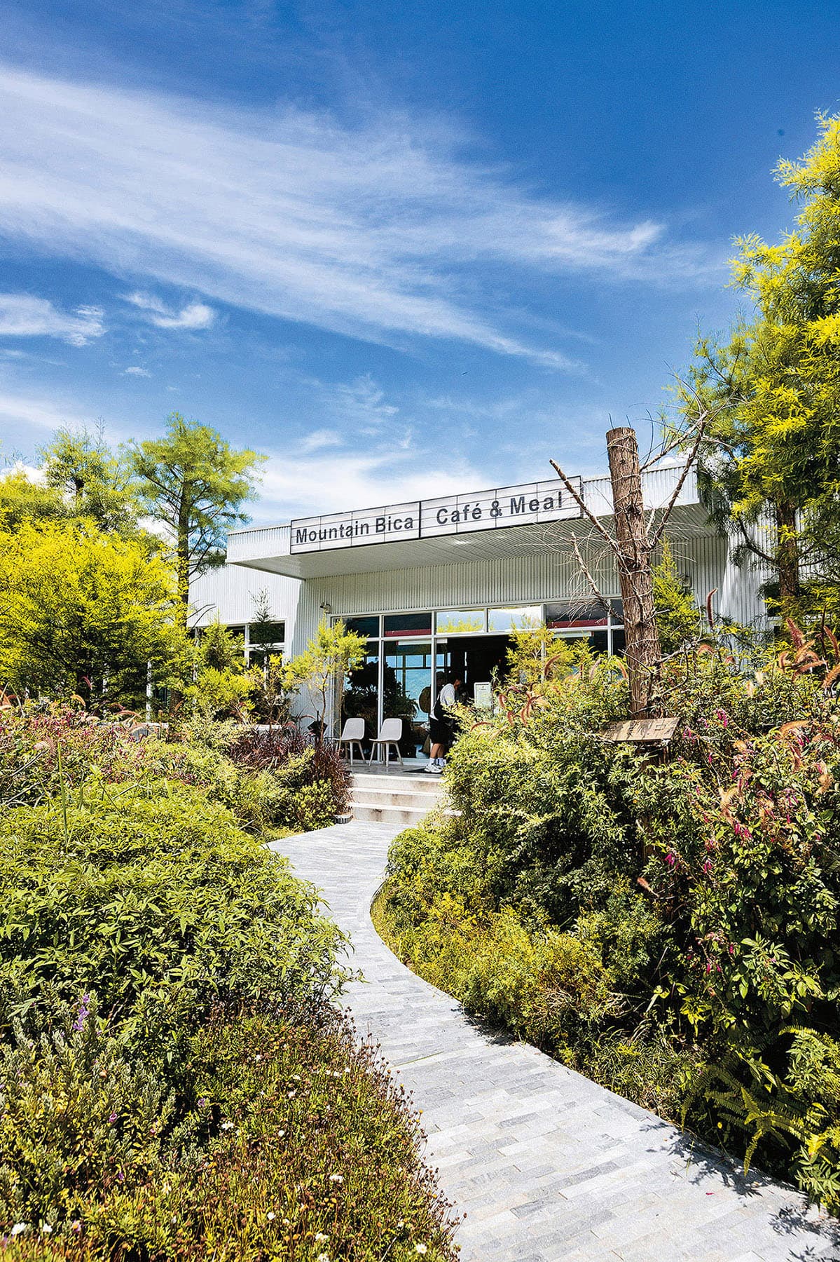 「Mountain Bica Café & Meal」靠近南投仁愛鄉台十四甲六公里處,門口種滿綠意植栽,是遊客進入清境山區前的咖啡中繼站。