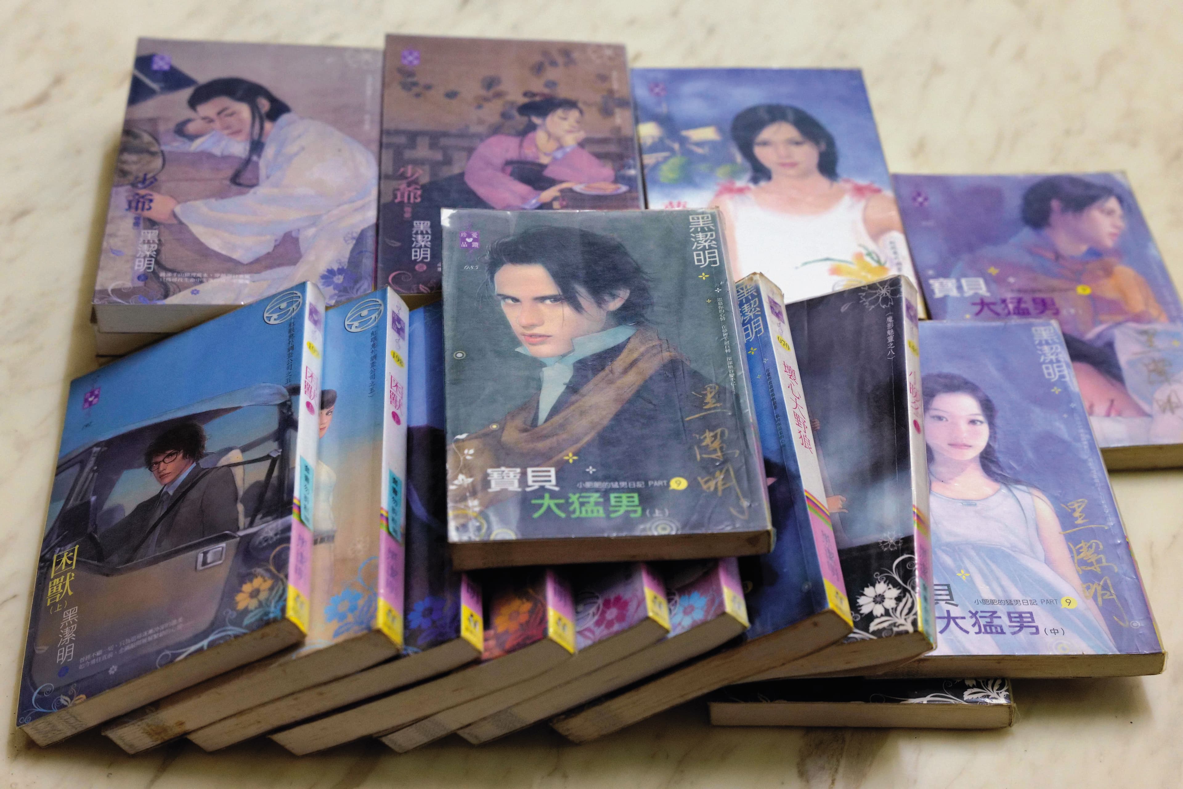 黑潔明作品近百本,幾乎都是系列作,且系列與系列間還會有連結,被讀者說是「黑潔明宇宙」。