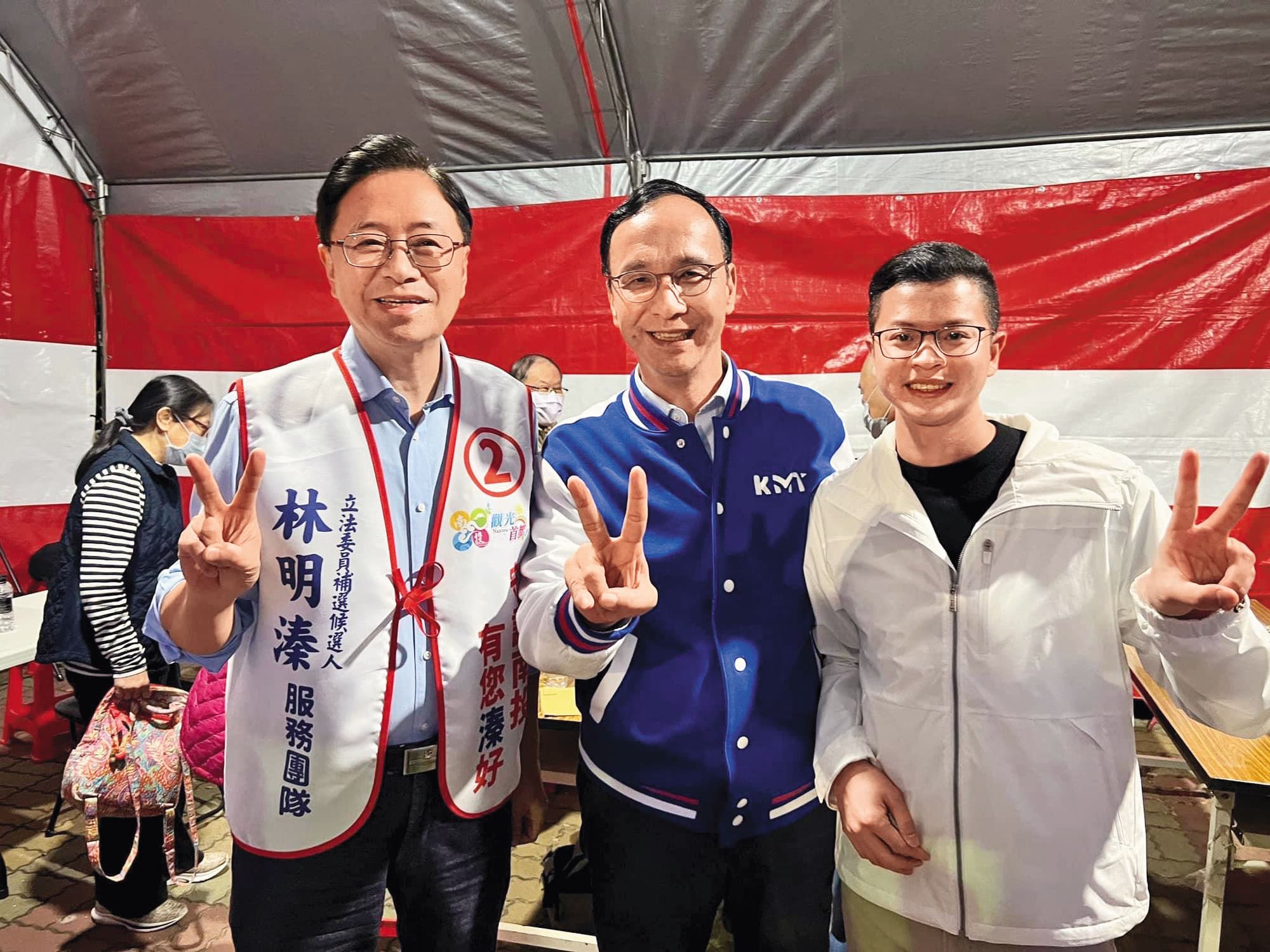 凌濤(右)是國民黨主席朱立倫的愛將,還曾是國民黨最年輕的文傳會主委,現為桃園市議員。左為桃園市長張善政。(翻攝自凌濤粉絲專頁)