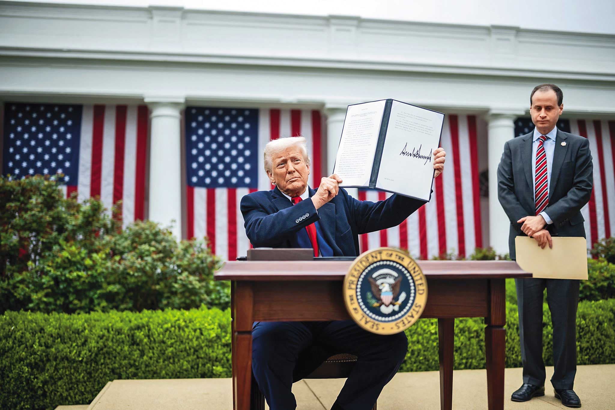 川普在白宮玫瑰花園舉行的記者會,讓全球股市震動。(翻攝The White House FB)