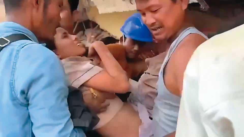 地震後,緬甸民眾合力從瓦礫堆中救出生還者。(緬甸台商提供)
