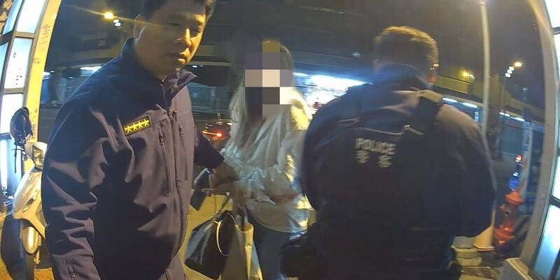其實警方是衝著被台南地檢署通緝的林女(白衣)而來的。(翻攝畫面)