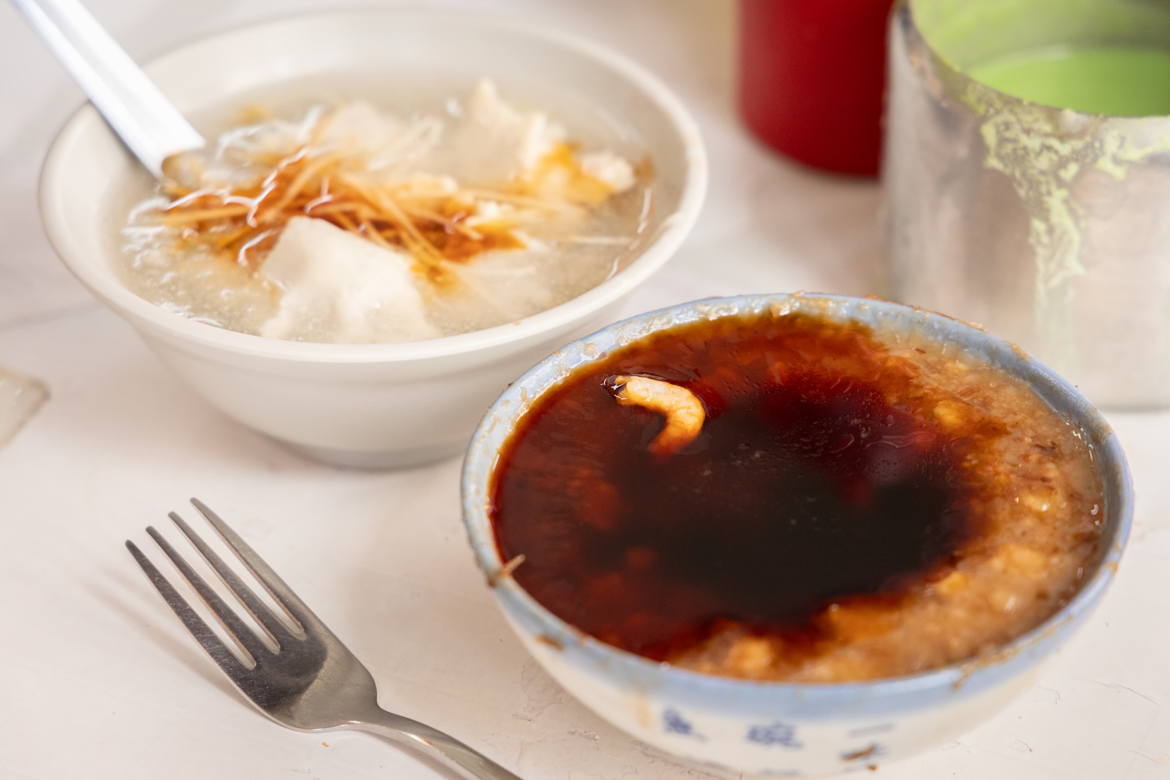 好料全部隱藏在底下的「碗粿」(前),一定要配一碗虱目魚做的「魚羹」(後)。(皆40元/份)