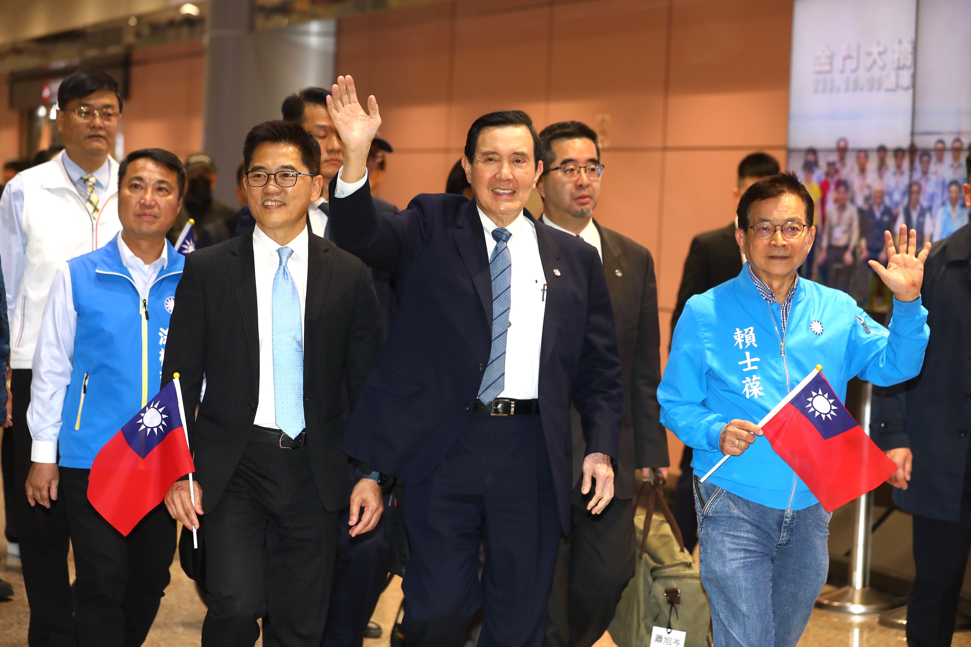 國民黨今日派祕書長黃健庭與若干藍委接機馬英九。