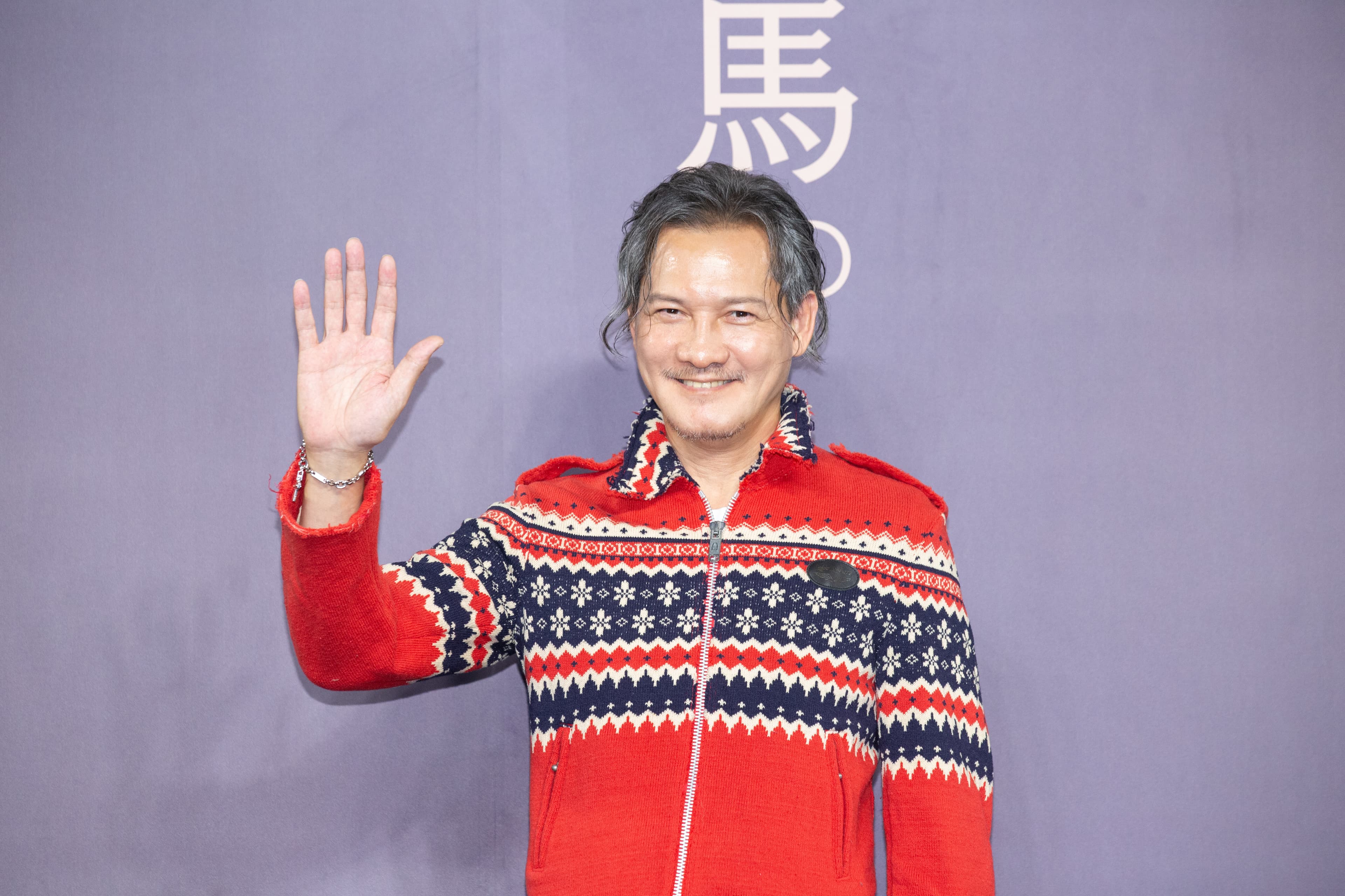 戲裡重男輕女的爸爸俞宏榮,戲外是位帥氣大叔,滿臉笑容全然不似片中兇惡。
