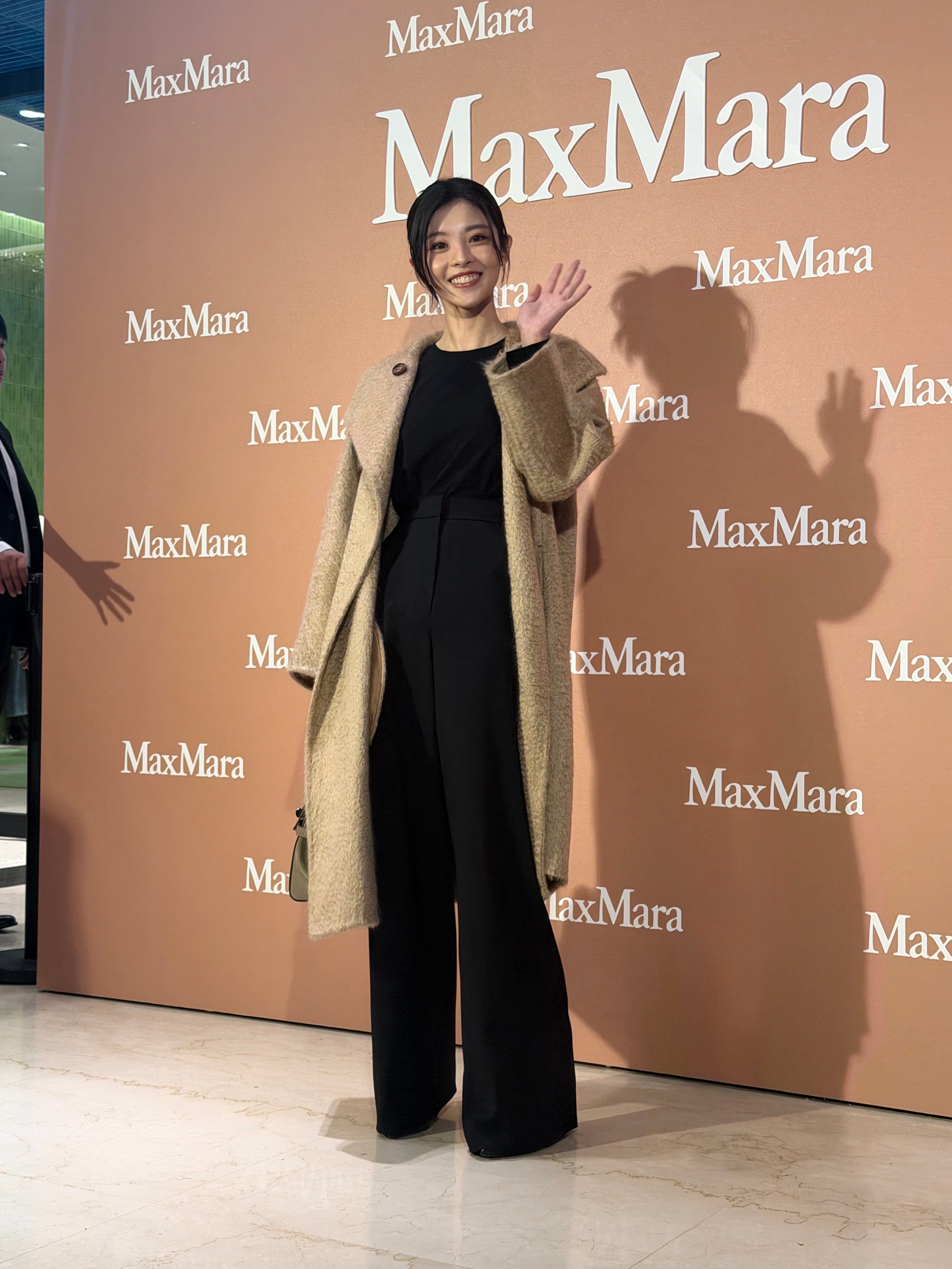 詹子軒的行頭是：Atelier Collection Vinci Coat NT$191,300、網紗長袖Ｔ恤NT$11,000、高腰純羊毛寬褲NT$26,700、MARGAUX牛皮包NT$108,000。