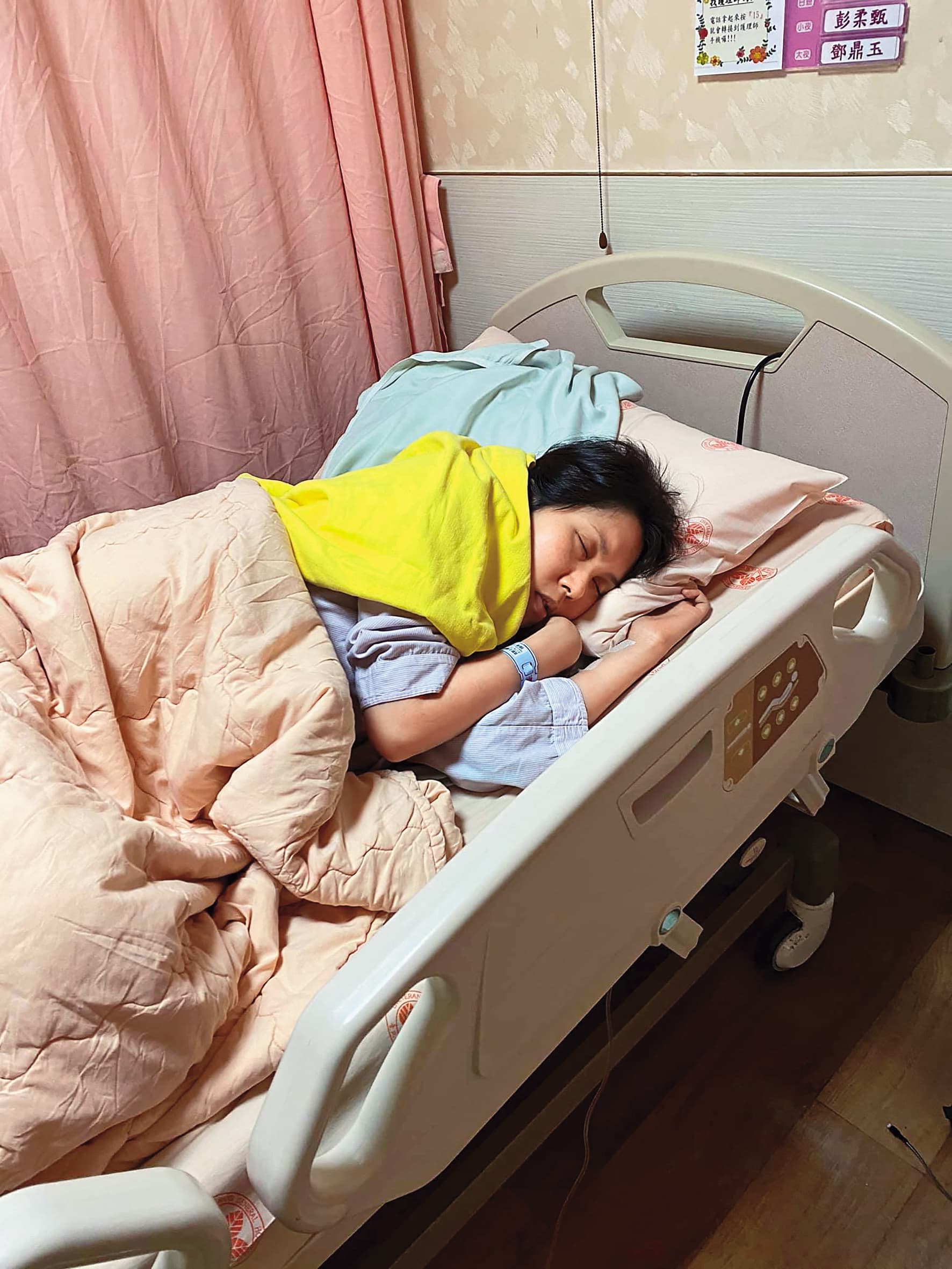 余苑綺癌症復發住院化療期間,即便身體虛弱仍不放心一雙兒女。(翻攝自余苑綺臉書)