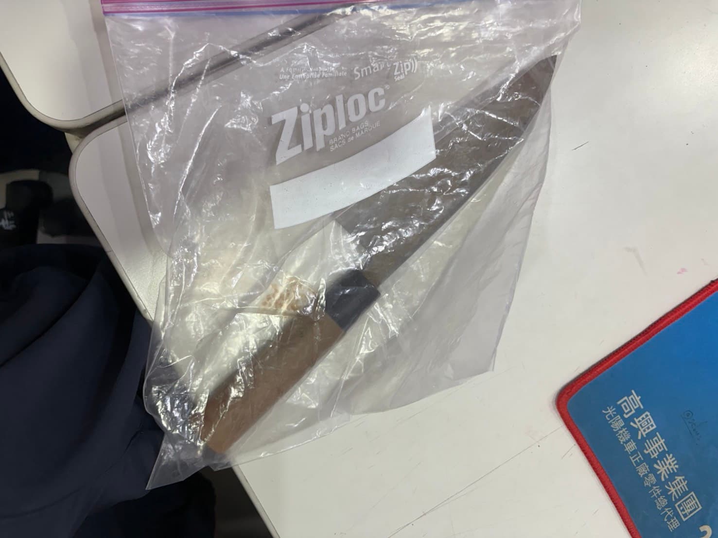 陳男拿主廚刀攻擊姊妹。(翻攝畫面)